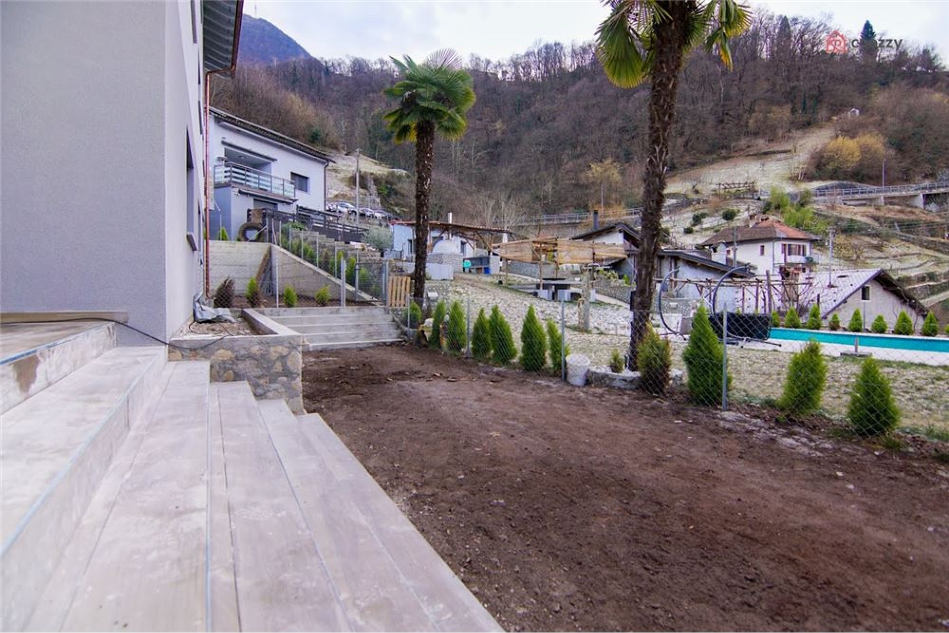 Außenbereich mit Terrasse und Garten