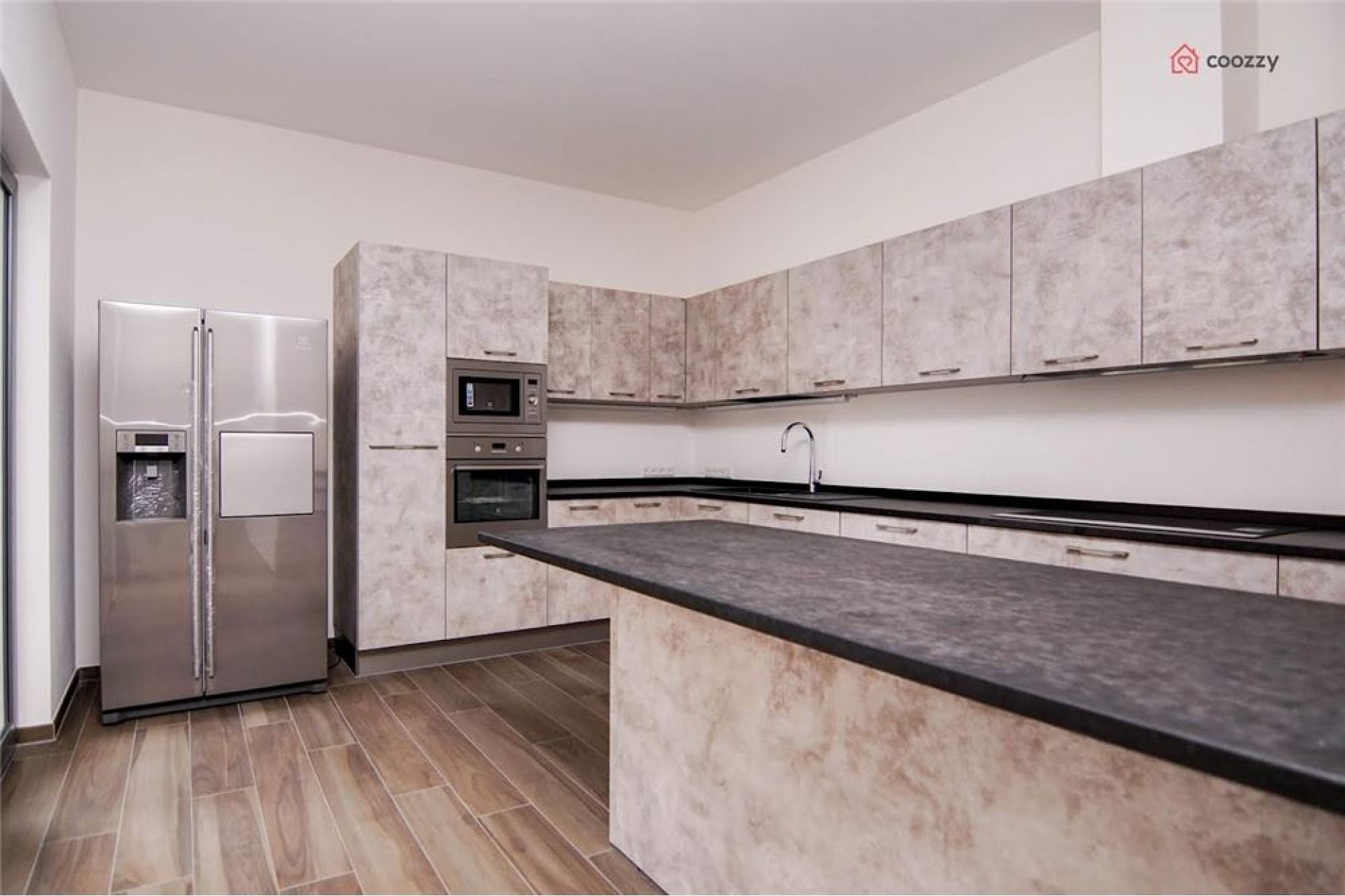 Moderne Küche mit Insel und Edelstahlkühlschrank