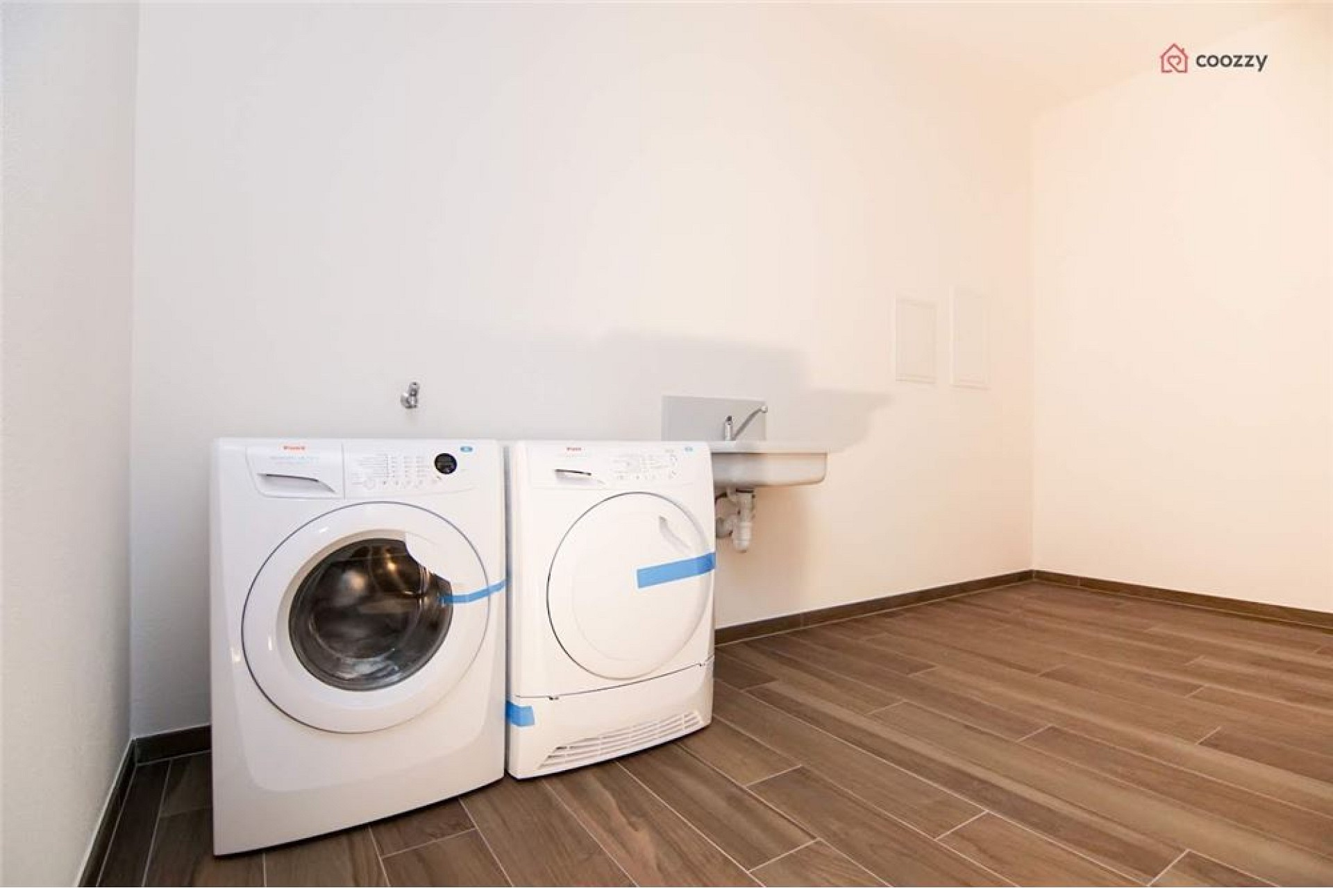 Hauswirtschaftsraum mit Waschmaschine und Trockner
