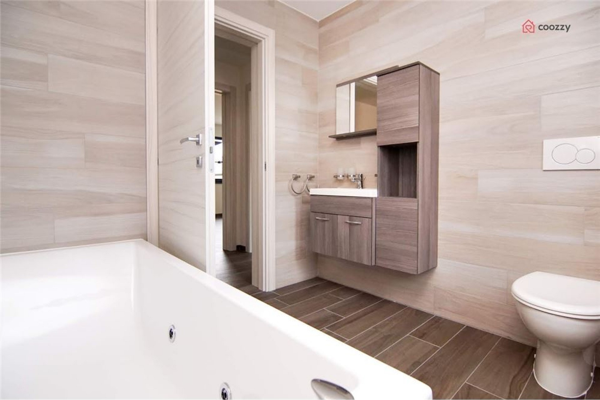 Modernes Badezimmer mit Wanne und Waschtisch