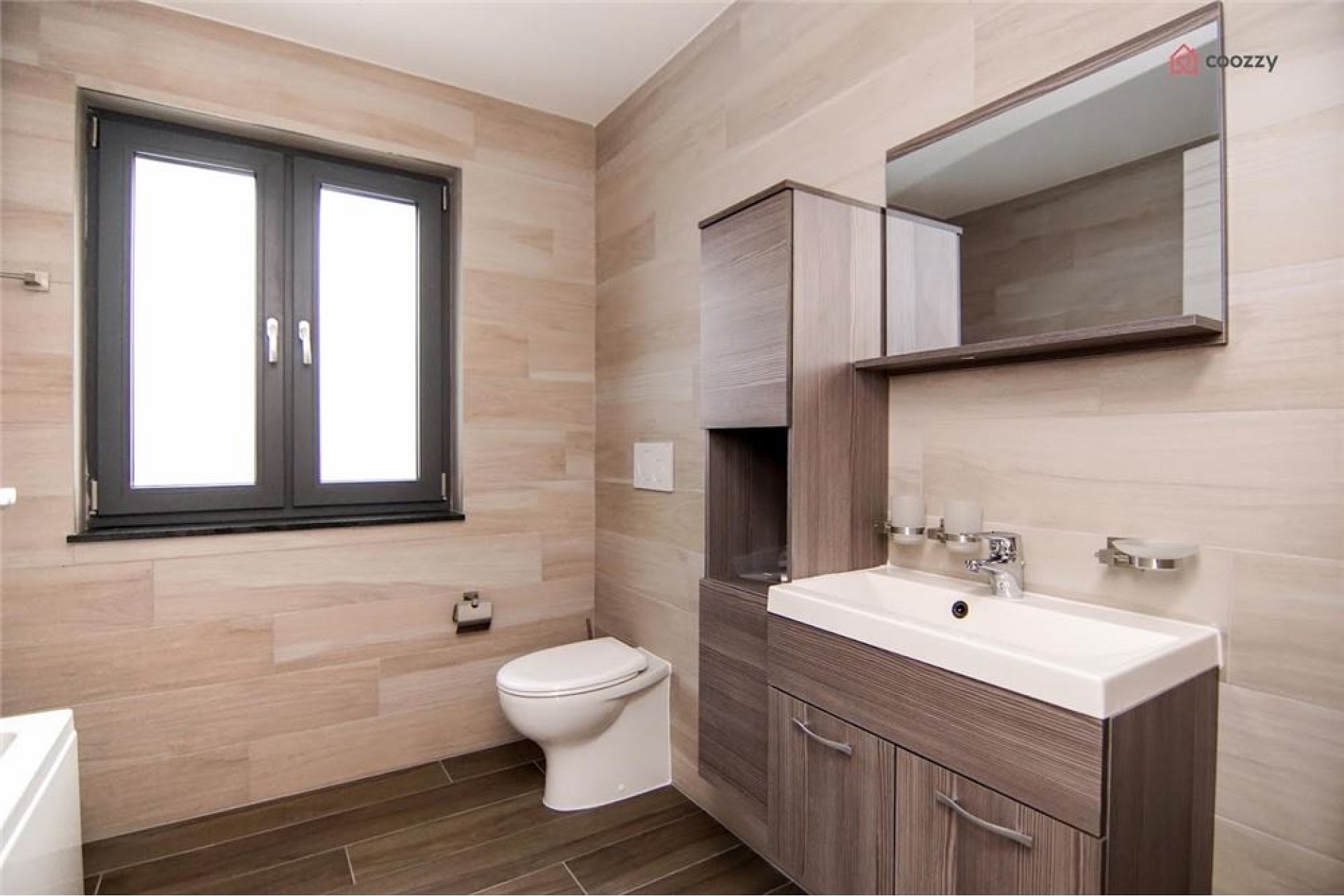 Modernes Bad mit WC und Waschtisch