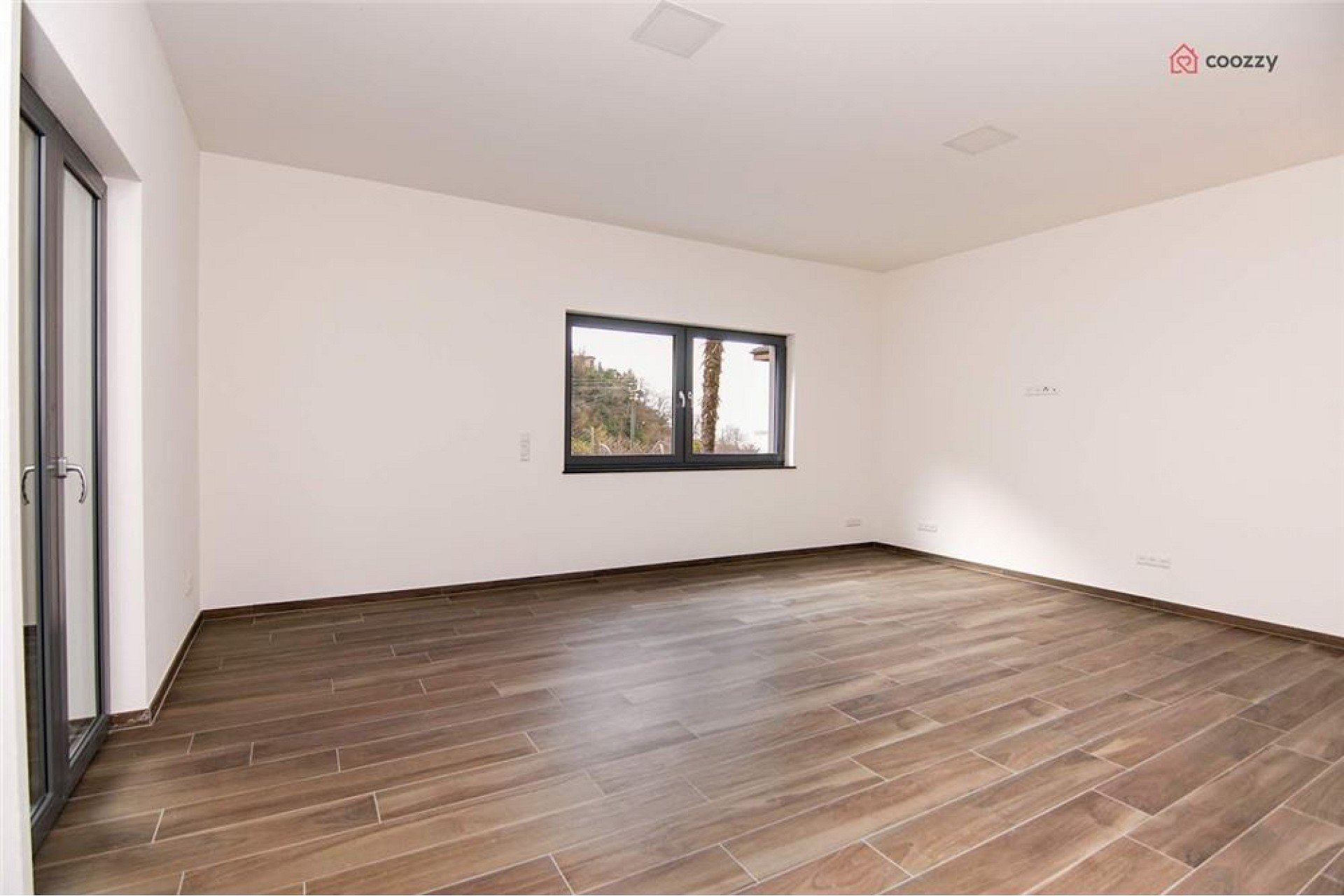 Leerer moderner Raum mit Fliesenboden