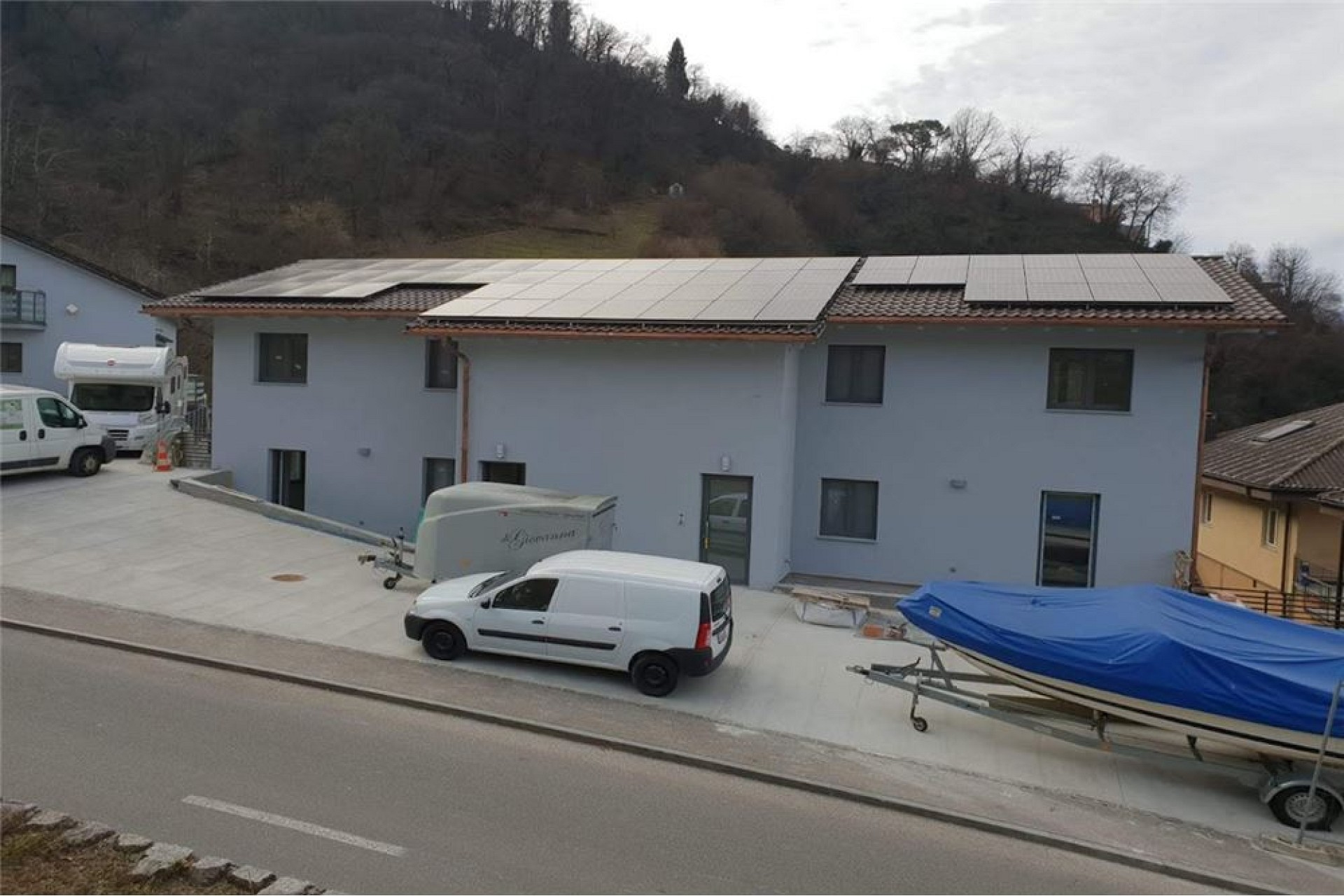 Modernes Wohnhaus mit Solardach und Zufahrt