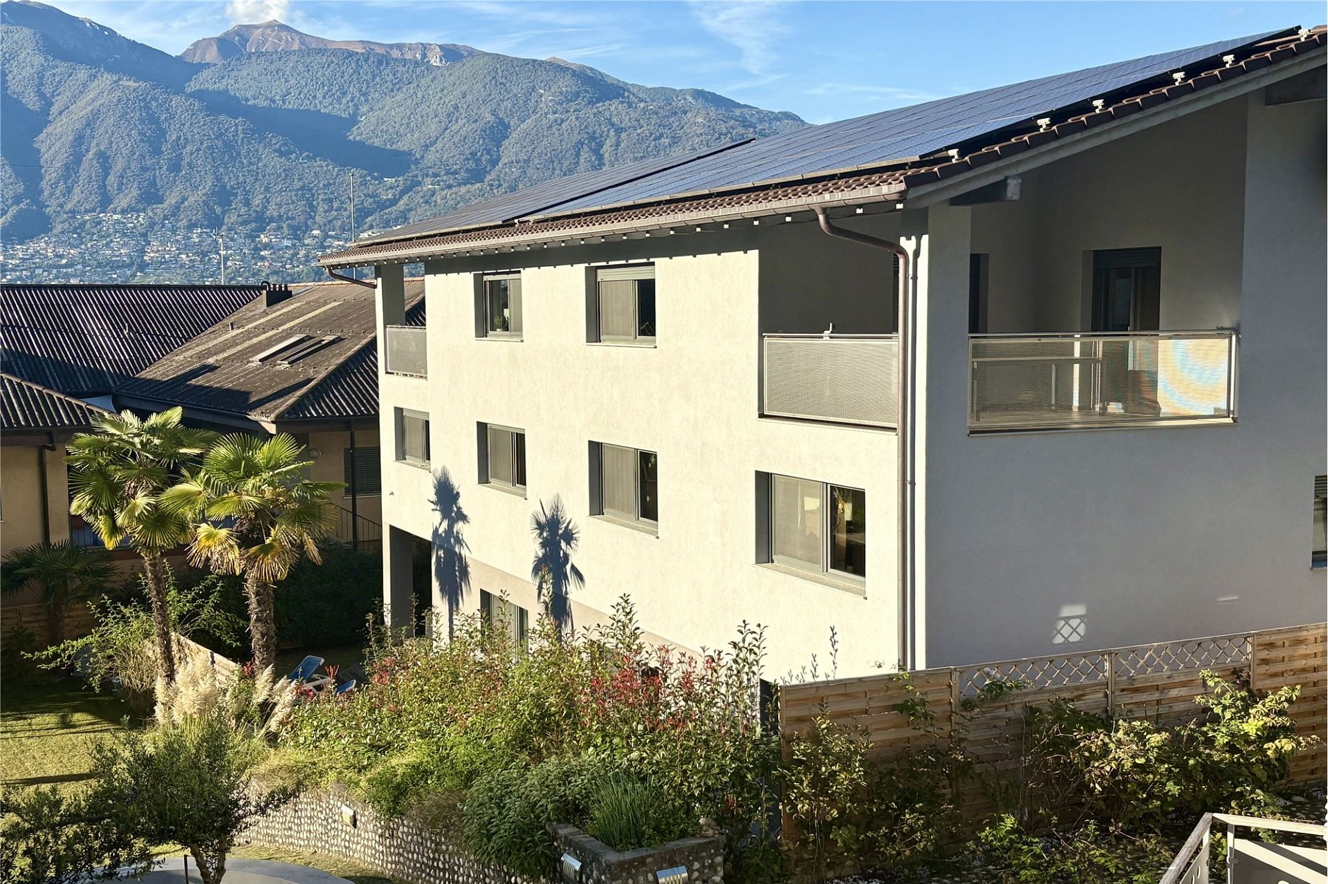 Außenansicht eines Wohngebäudes mit Bergpanorama