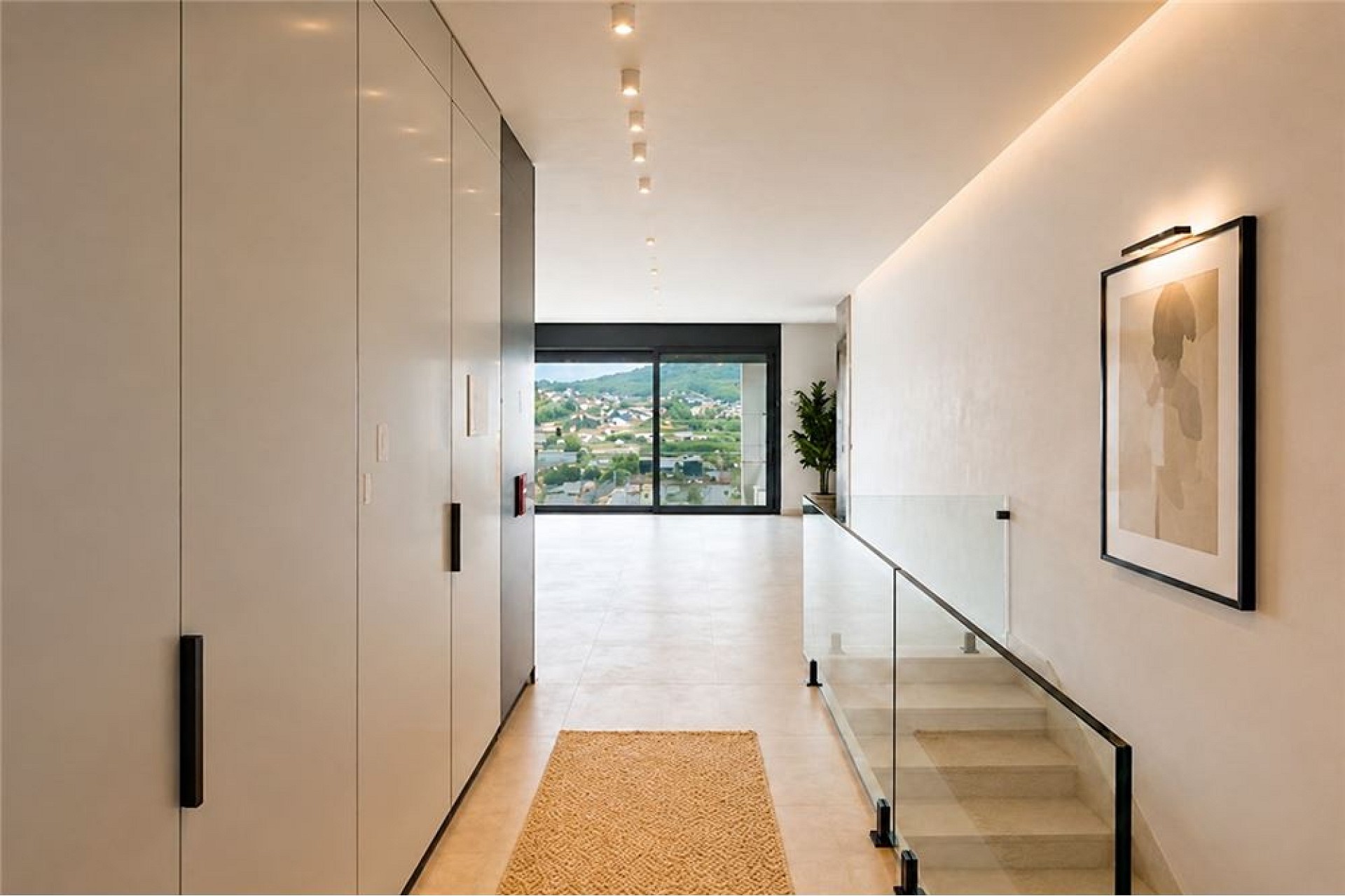 Moderner Flur mit Ausblick und Treppe