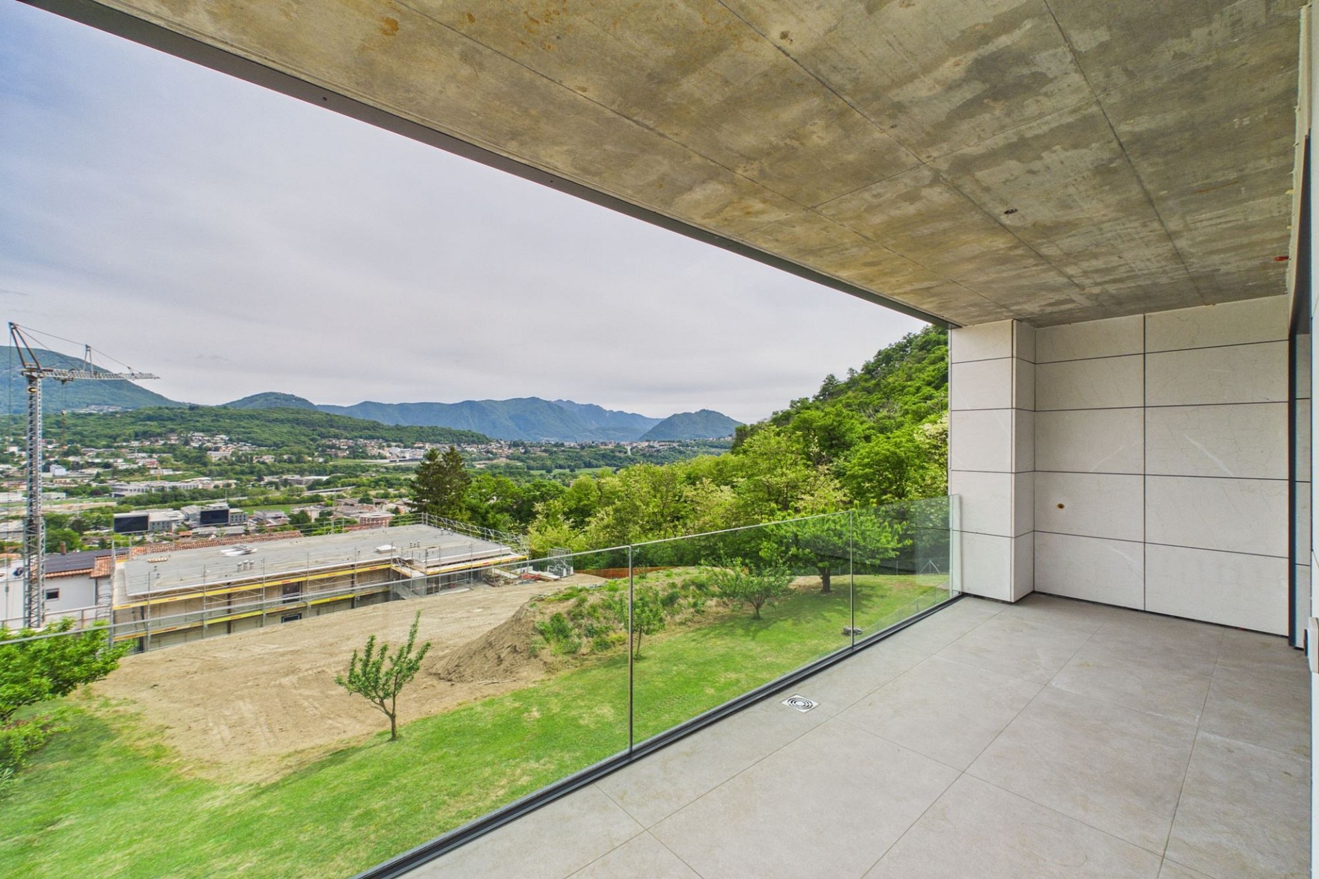 Überdachter Balkon mit Panoramablick