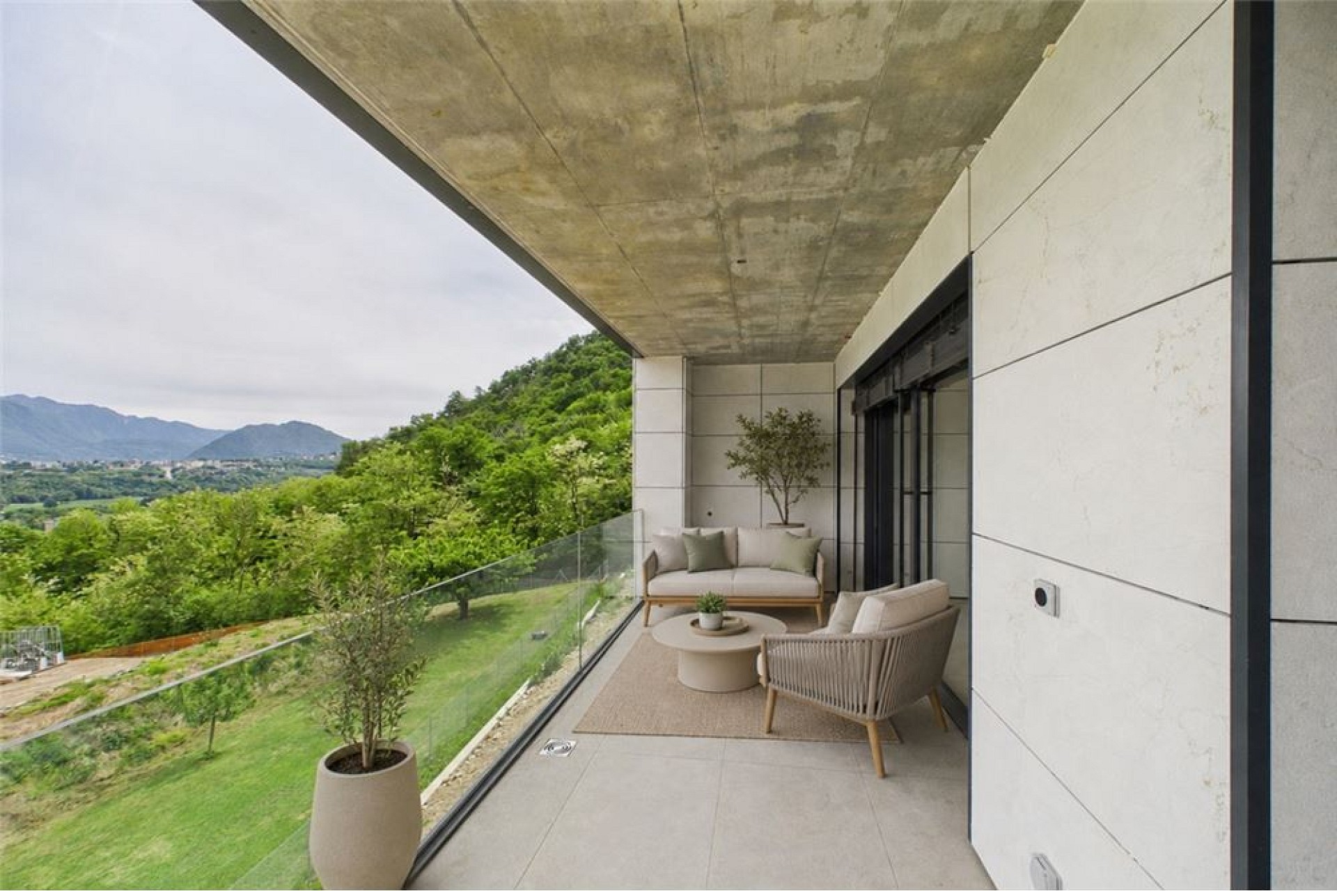 Moderner Balkon mit Panoramablick