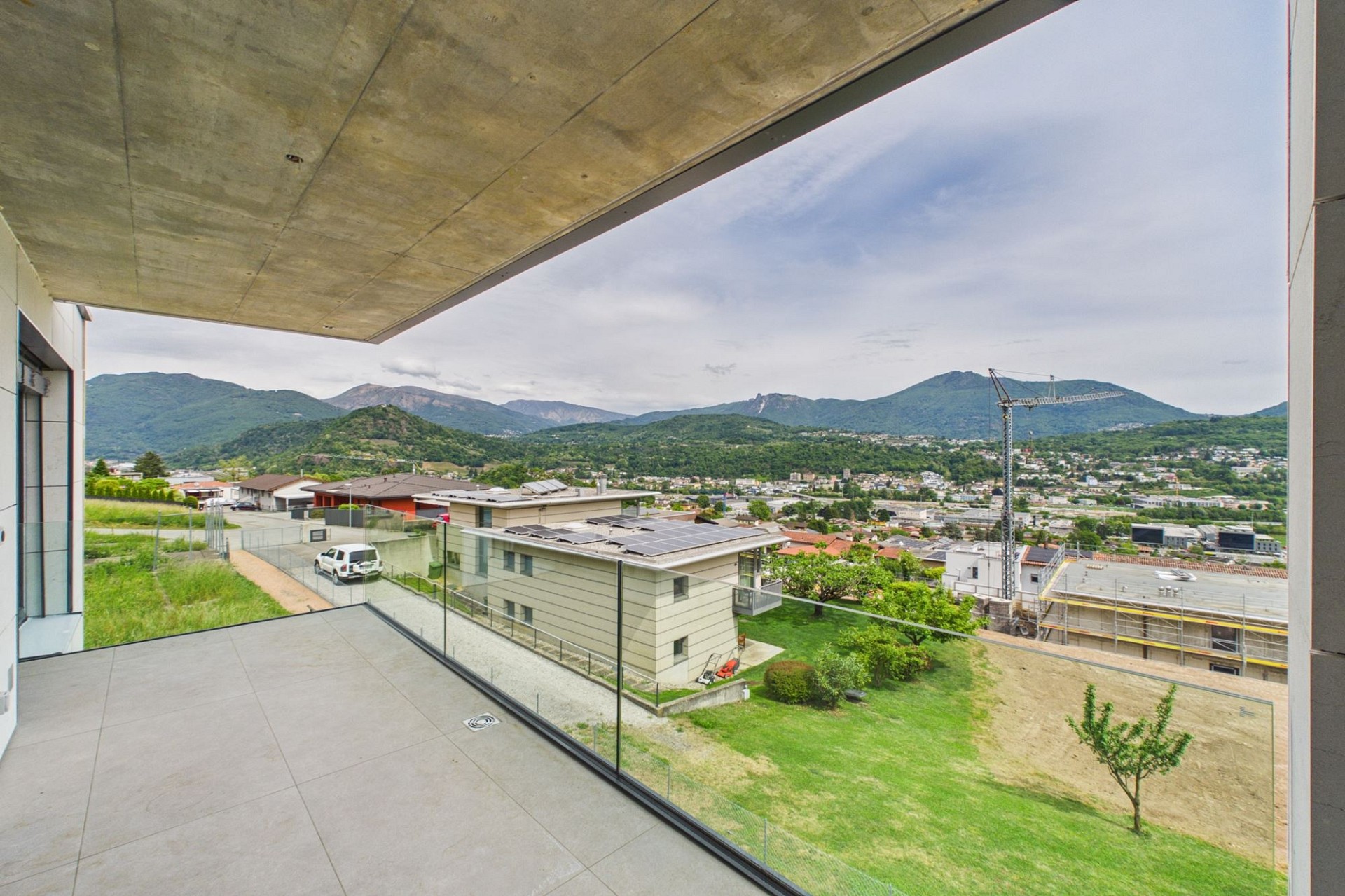 Überdachter Balkon mit Bergblick