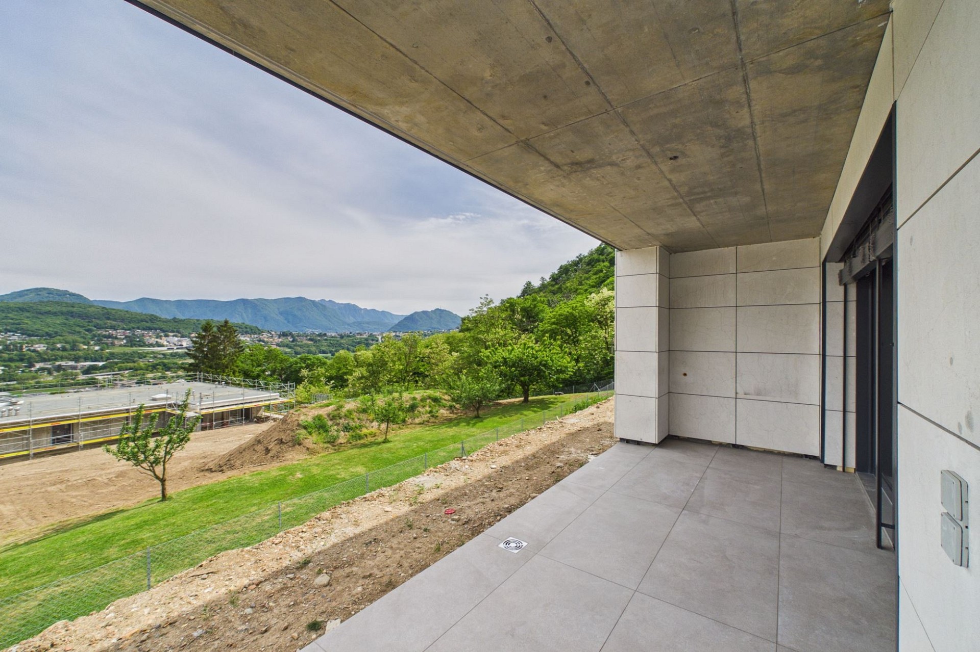 Überdachte Terrasse mit Bergblick