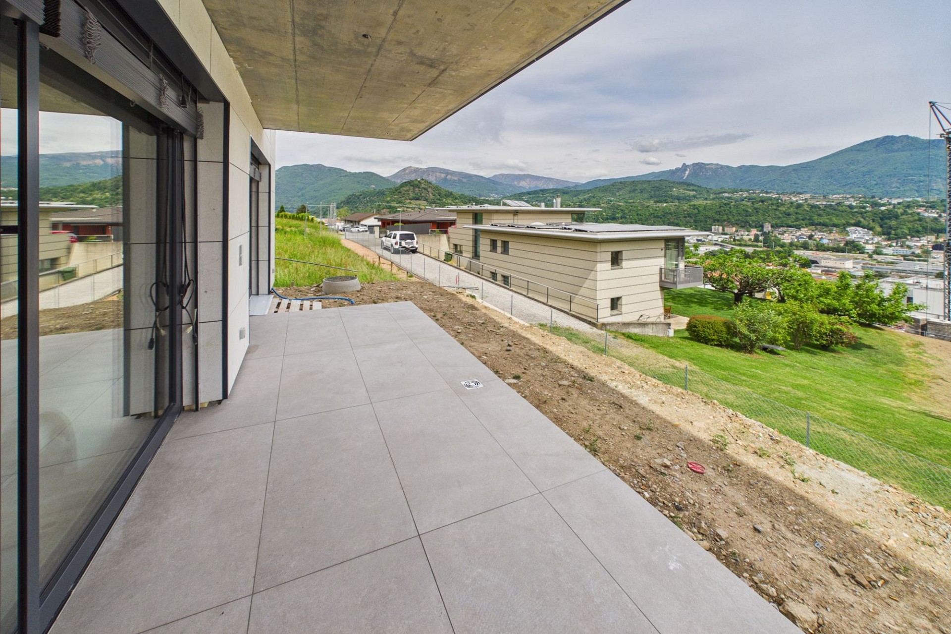 Moderne Terrasse mit Bergblick