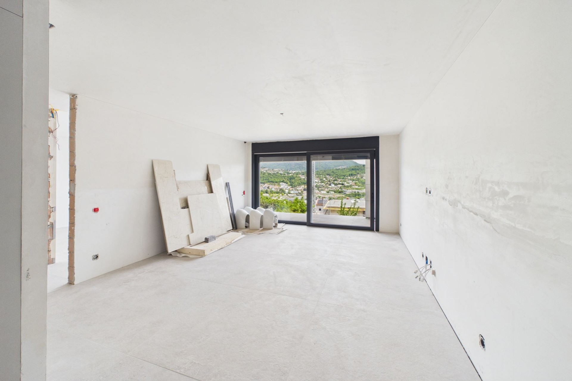 Leerer, modern wirkender Innenraum im Ausbau