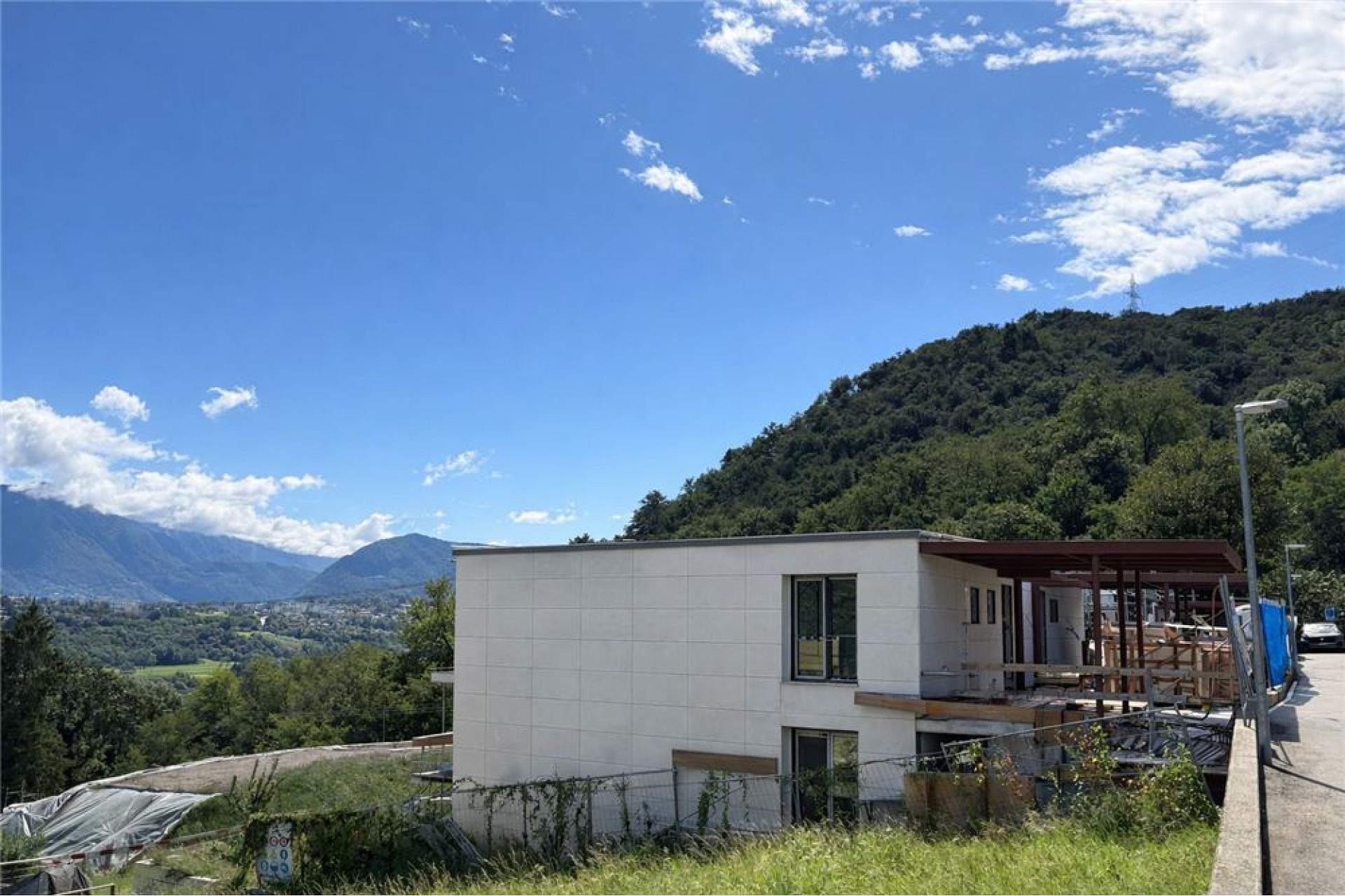 Modernes Haus in Hanglage mit Bergpanorama