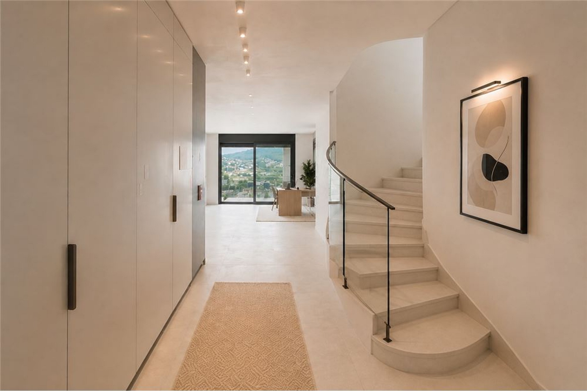 Moderner Flur mit Treppe und Einbauschränken