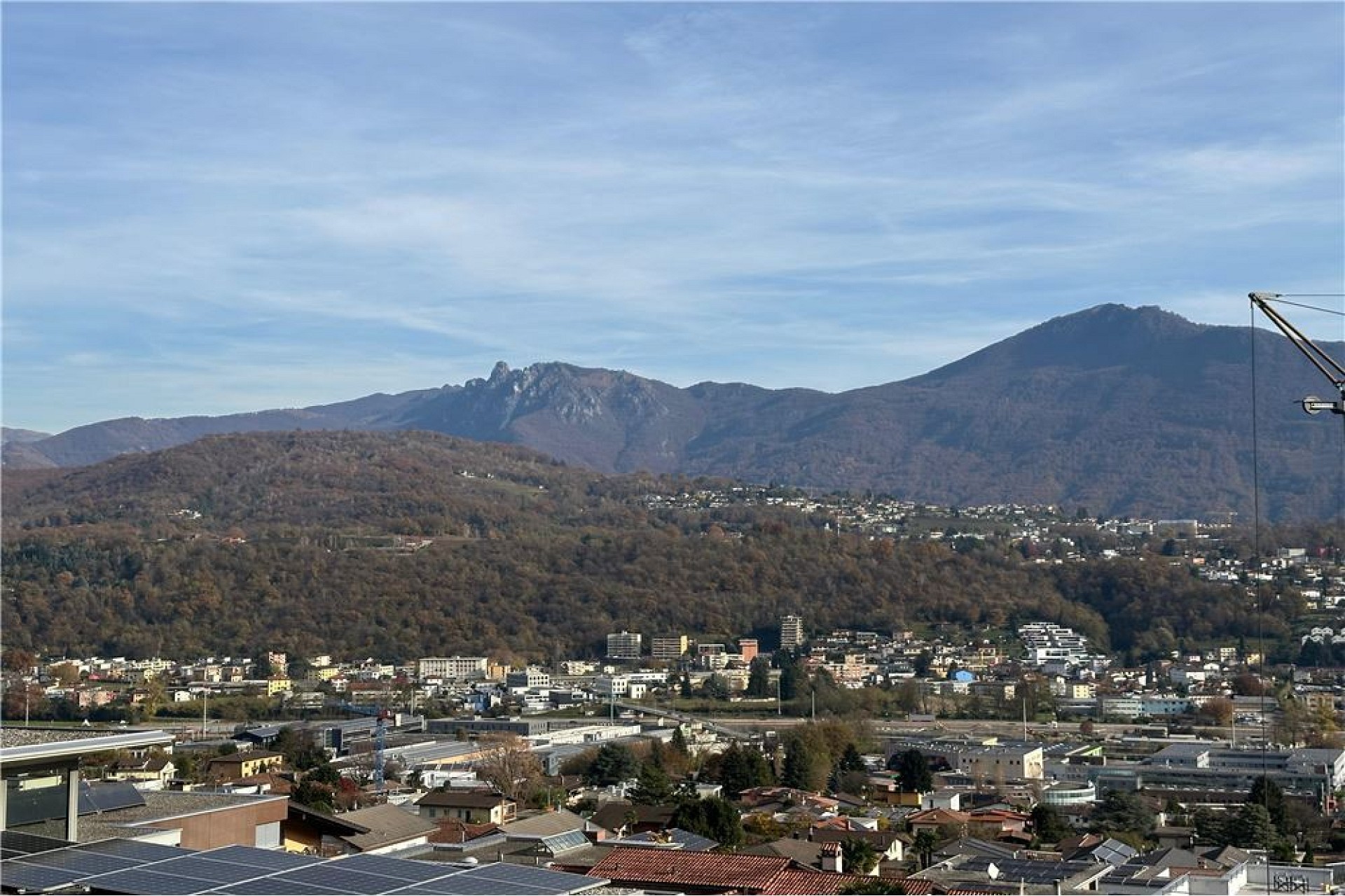 Stadt- und Bergpanorama