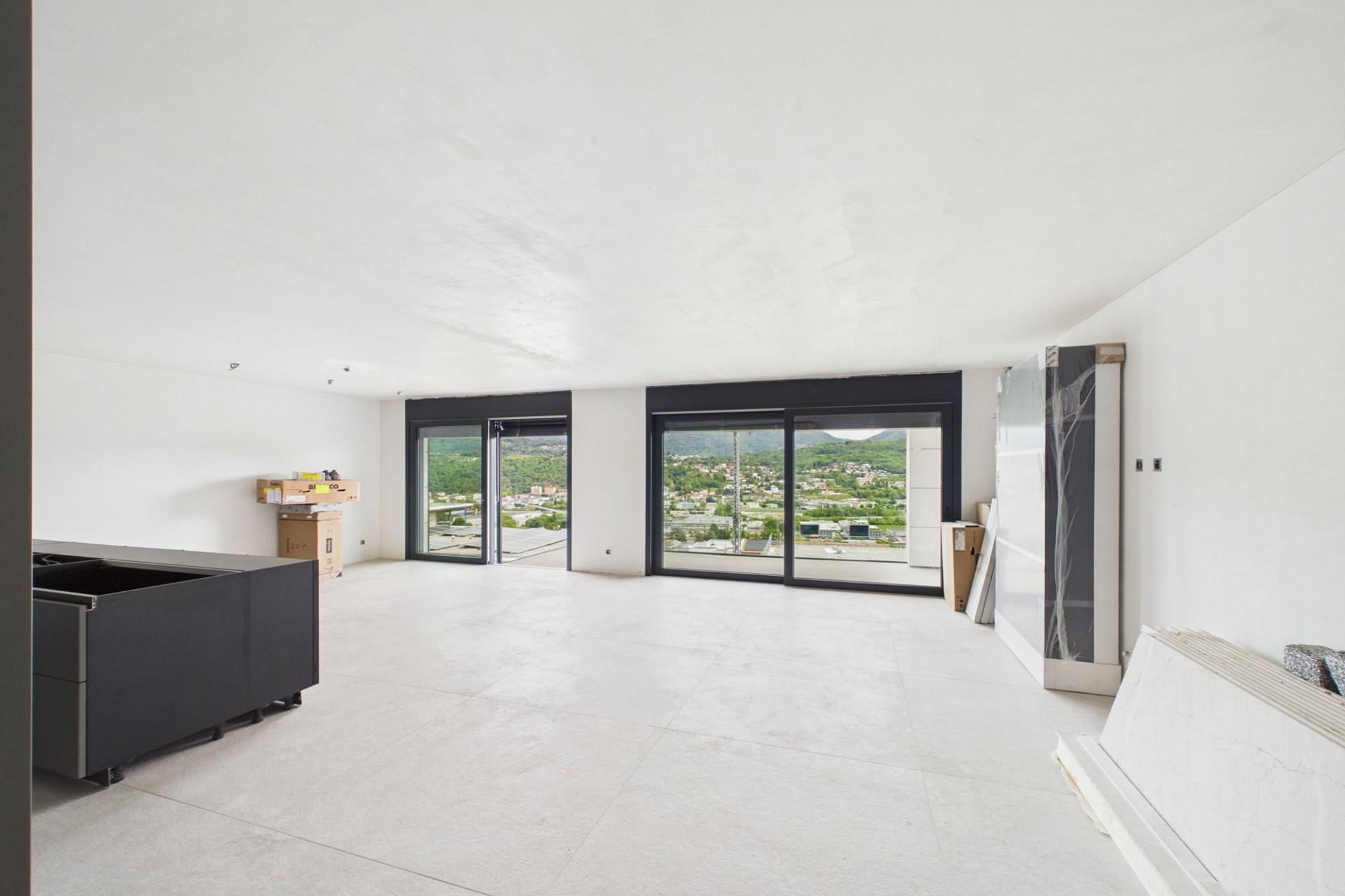 Großer leerer Wohnraum mit Panoramafenstern