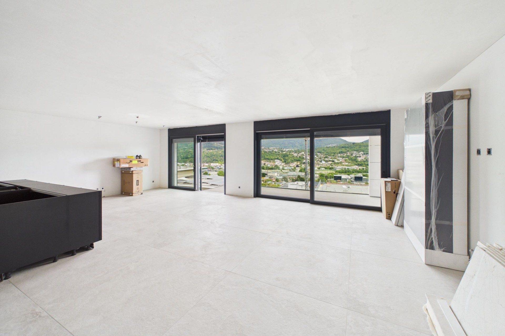 Großer leerer Wohnraum mit Panoramafenstern