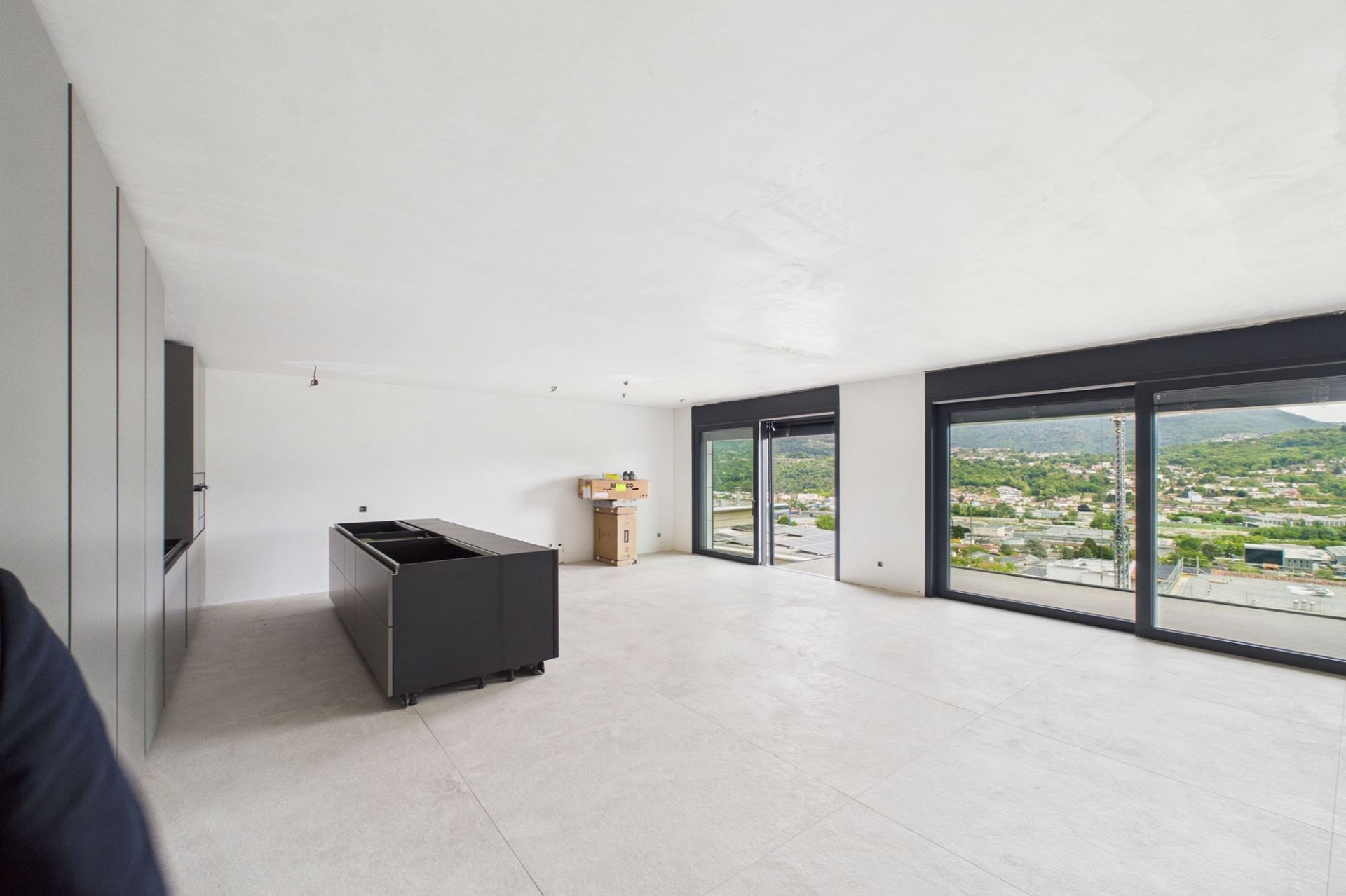 Offener Neubau-Wohnraum mit Panoramafenstern