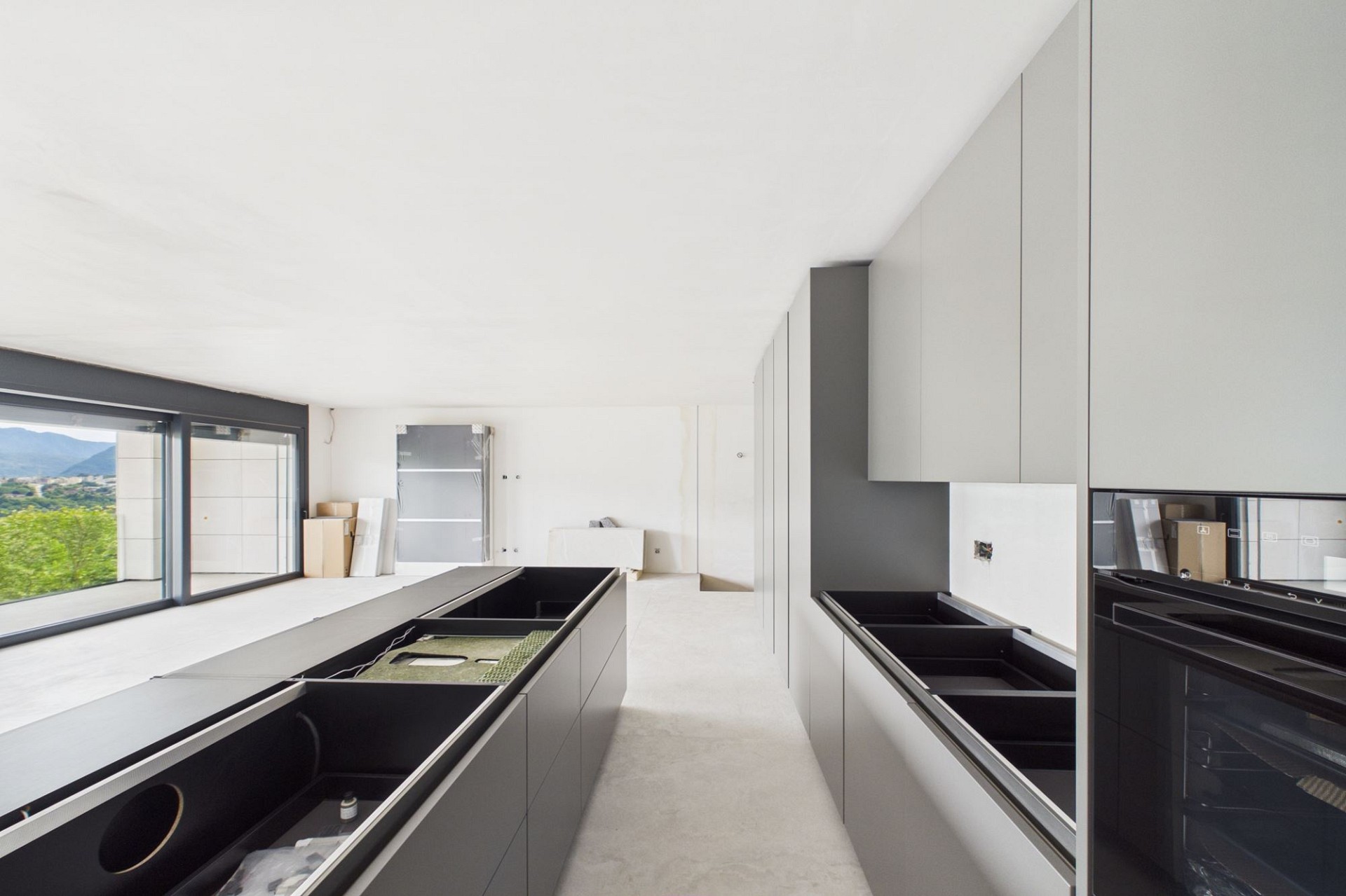Moderne Küche im Dachgeschoss mit großem Fenster