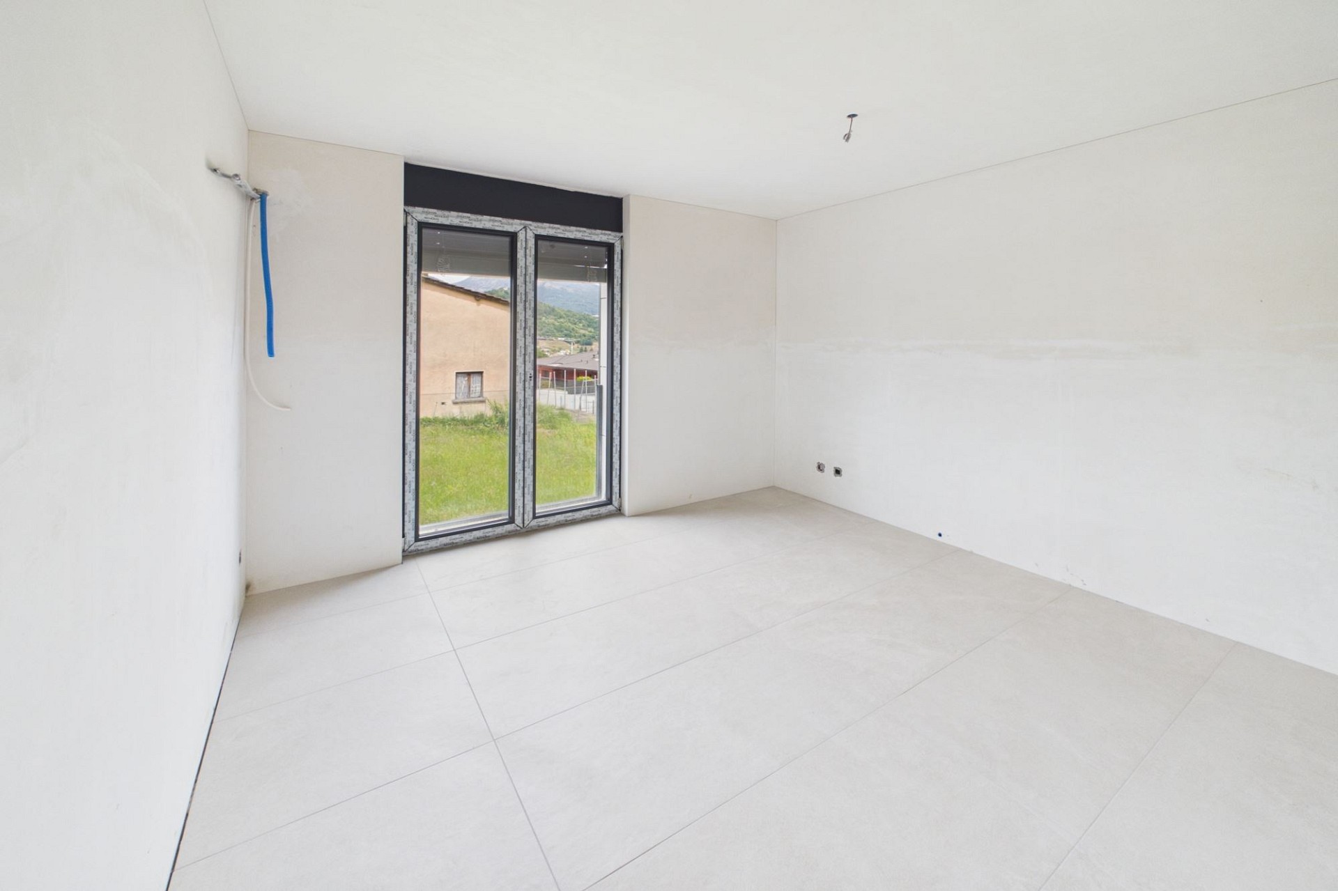 Leerer, moderner Innenraum mit großem Fenster