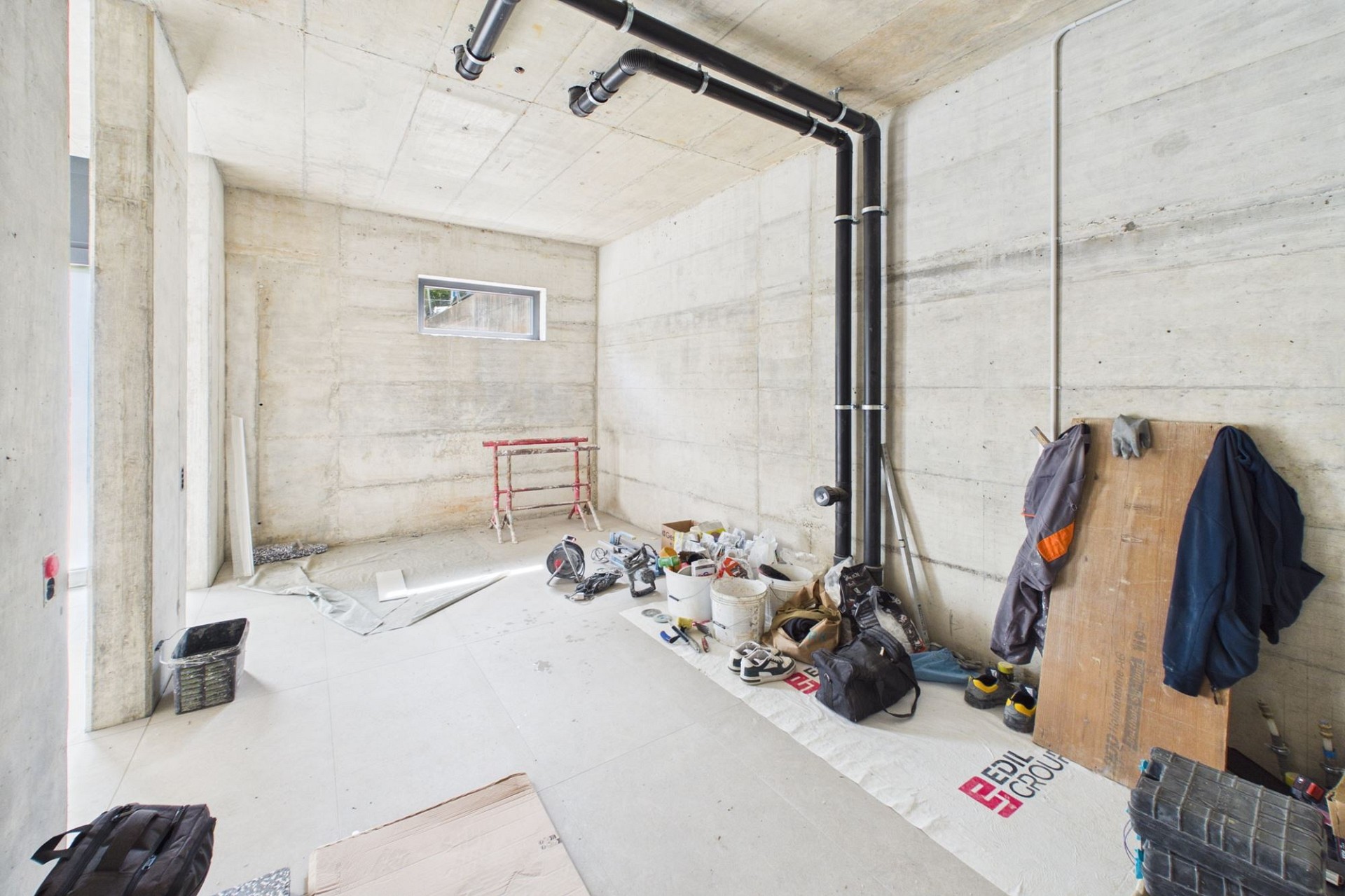 Unfertiger Kellerraum mit Sichtbeton
