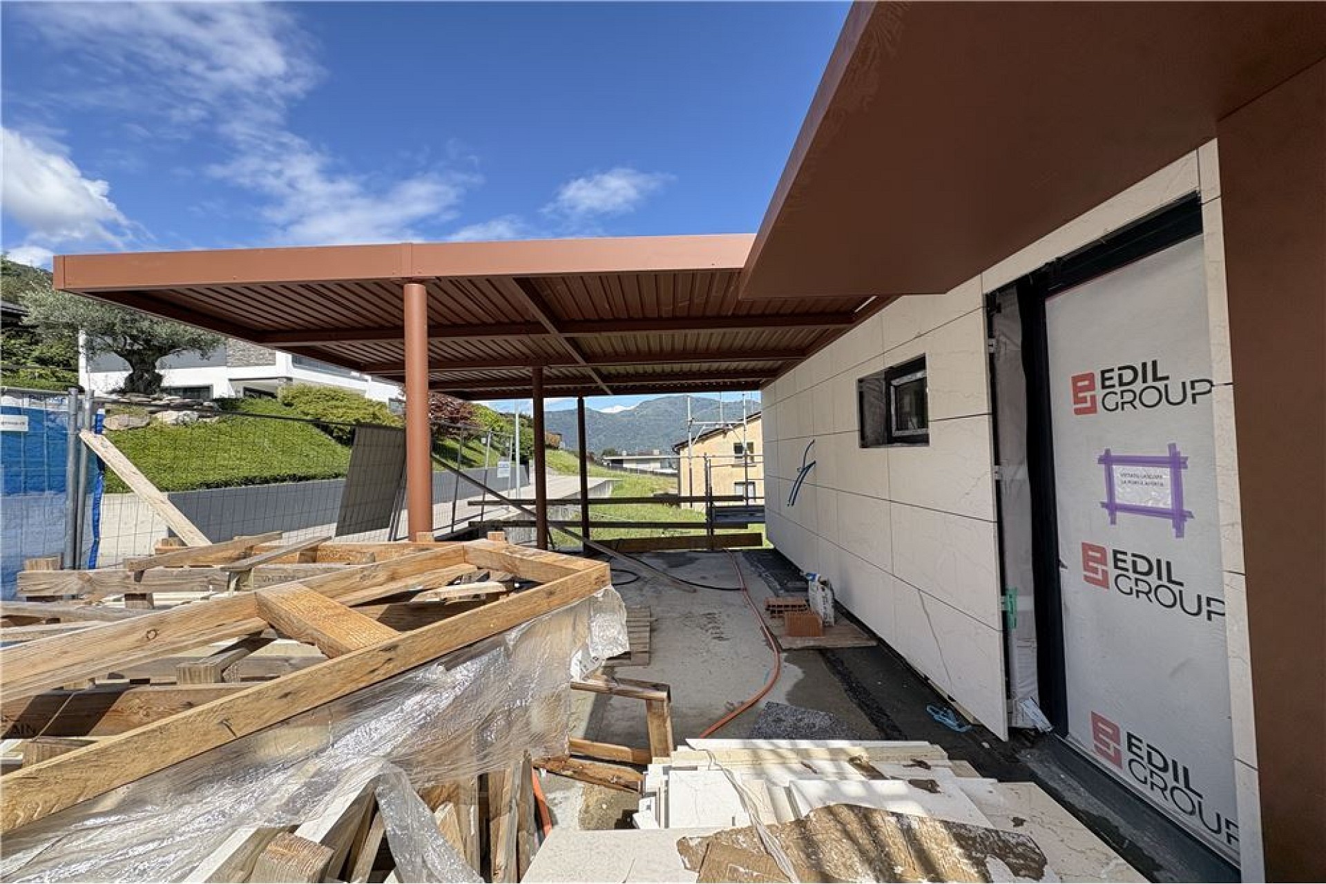 Außenansicht eines Hauses im Bau