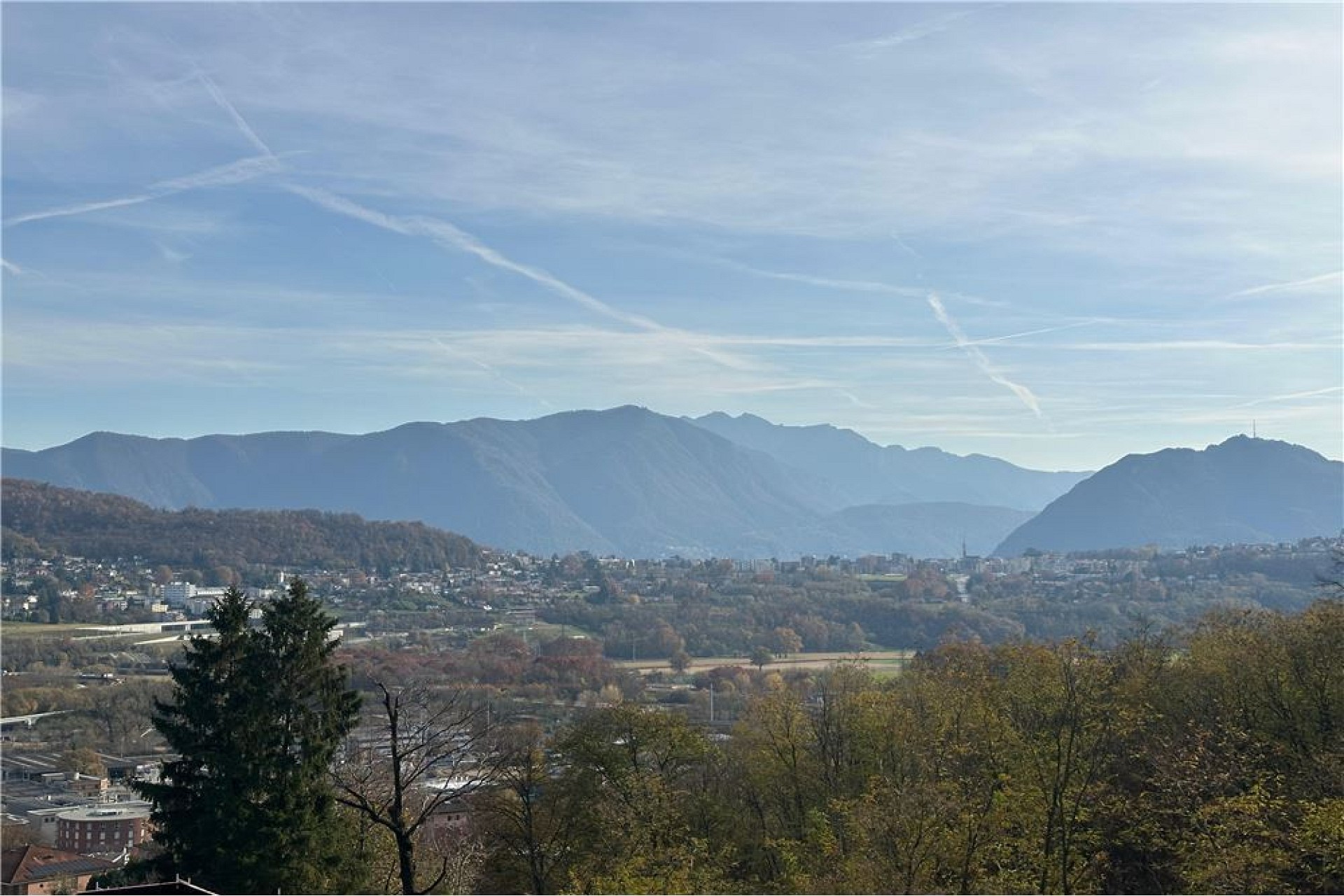 Panoramablick auf Gebirge und Tal