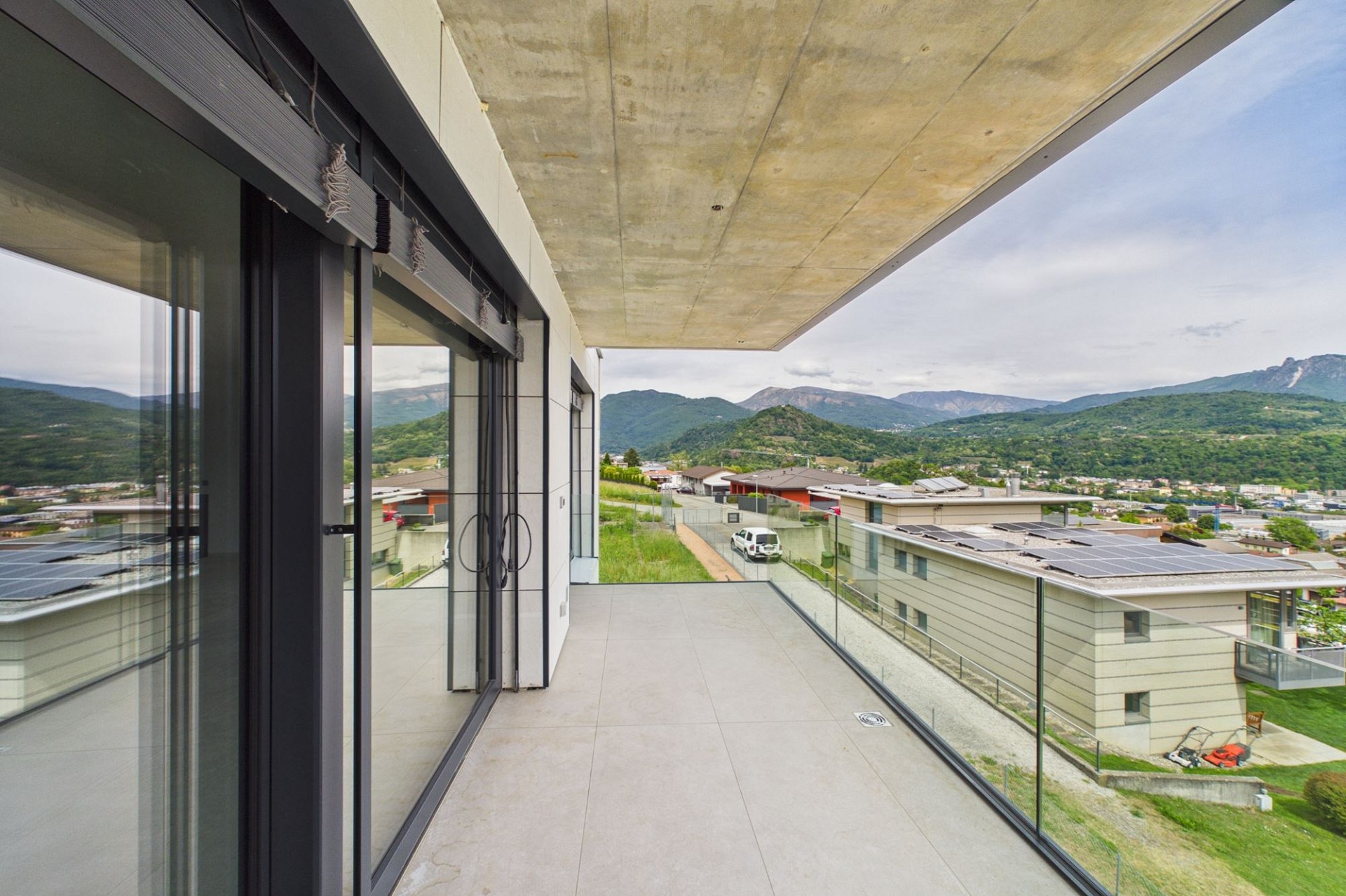 Moderne Balkon- bzw. Terrassenansicht mit Bergpanorama
