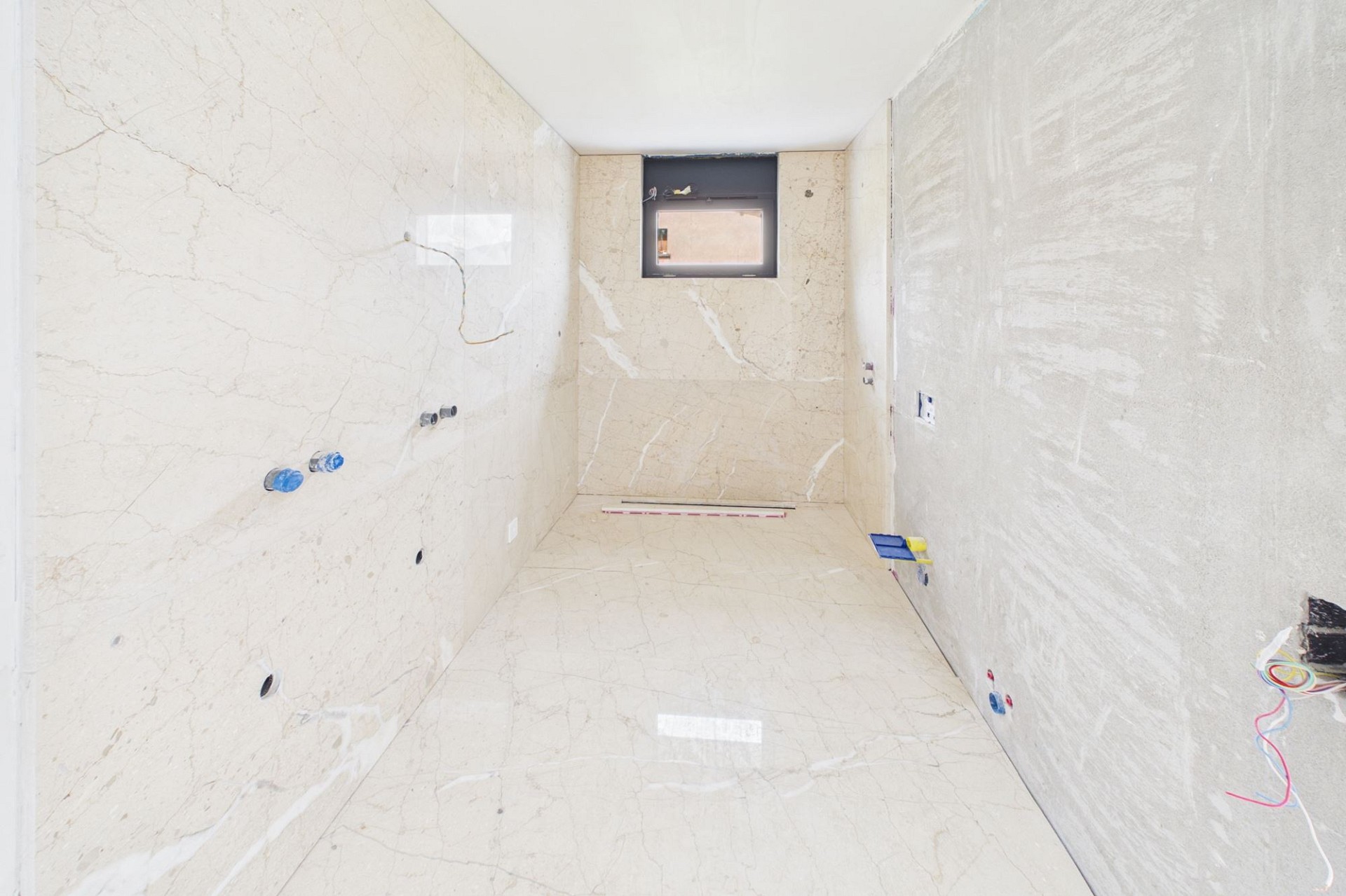 Unfertiger, schmaler Innenraum mit Marmoroptik