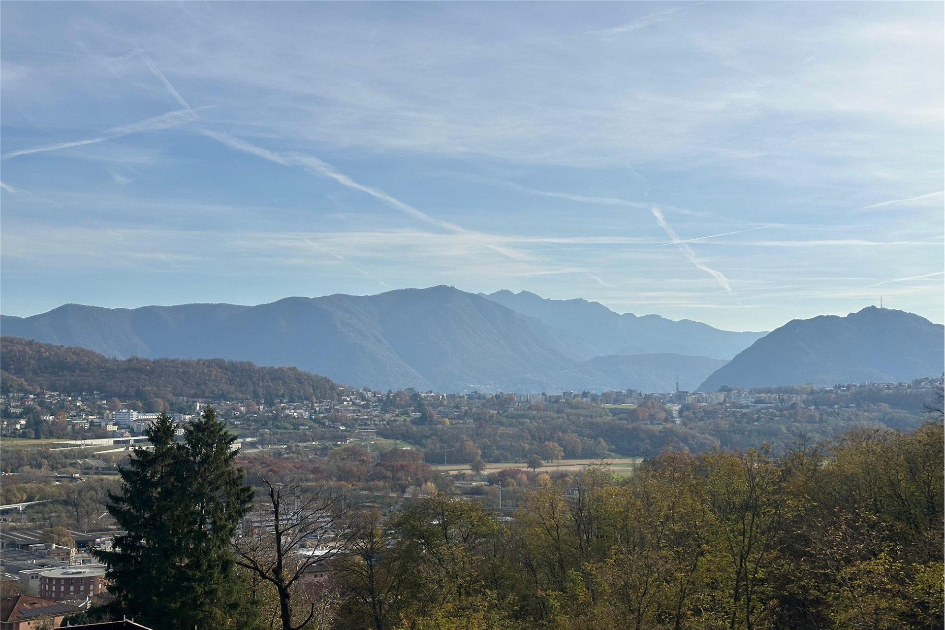 Bergpanorama mit Stadt im Tal