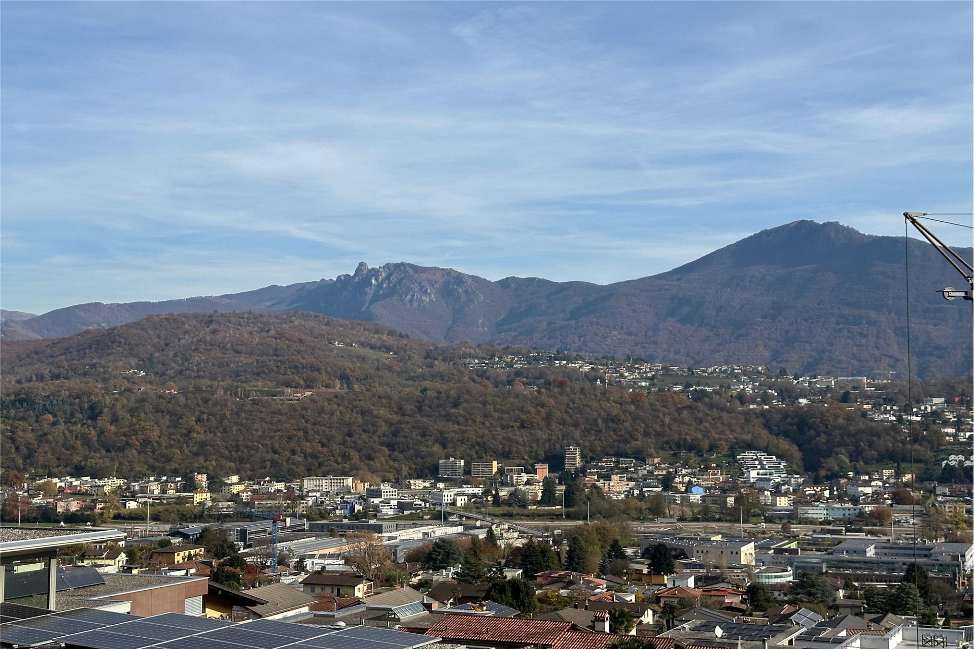 Berg- und Stadtblick mit weitem Panorama