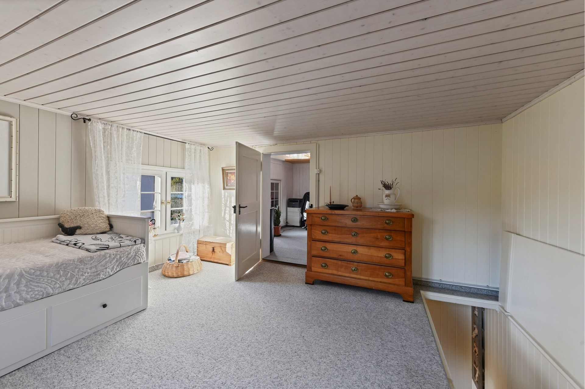 Helles Dachzimmer mit Treppe