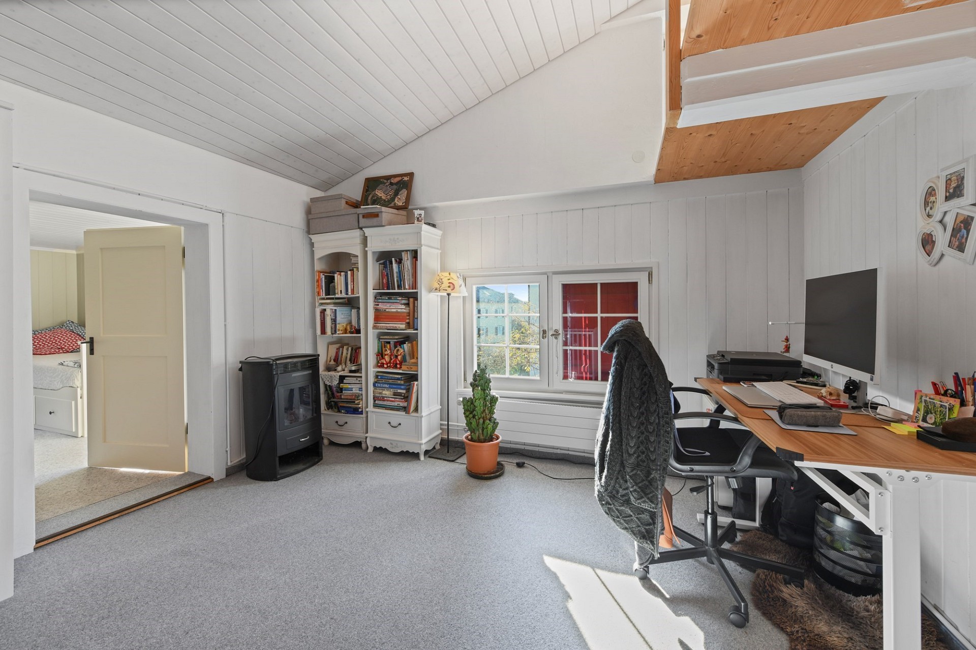 Helles Arbeitszimmer mit Dachschräge