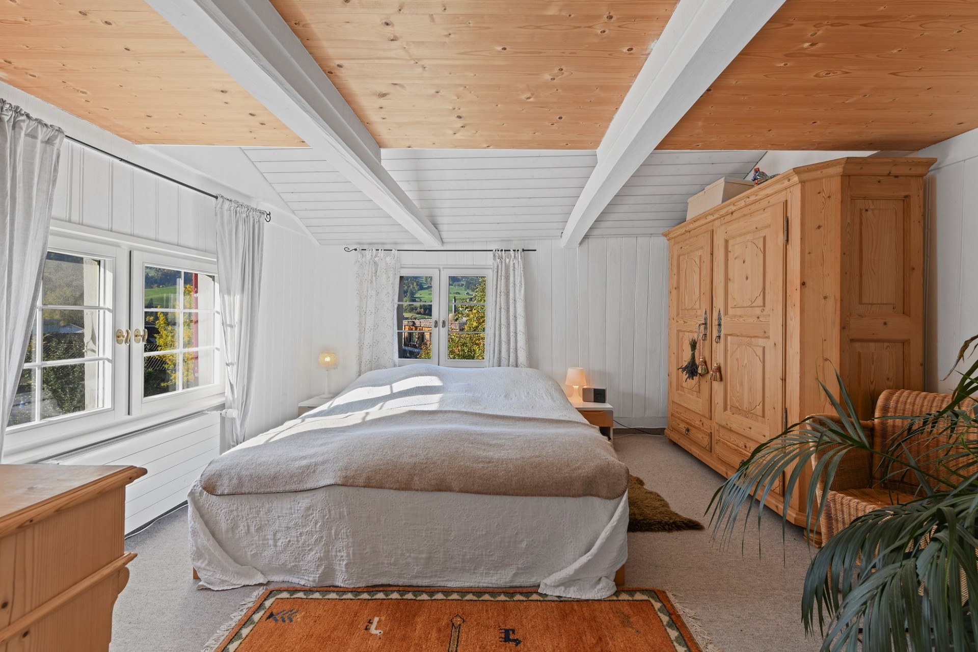 Helles Schlafzimmer mit Dachschräge