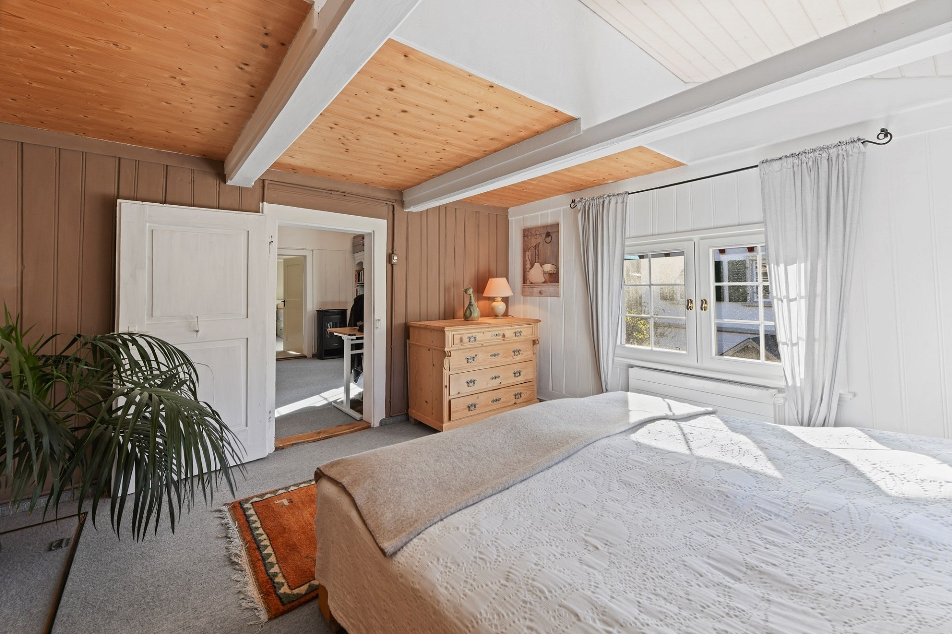 Helles Schlafzimmer mit Holzdecke