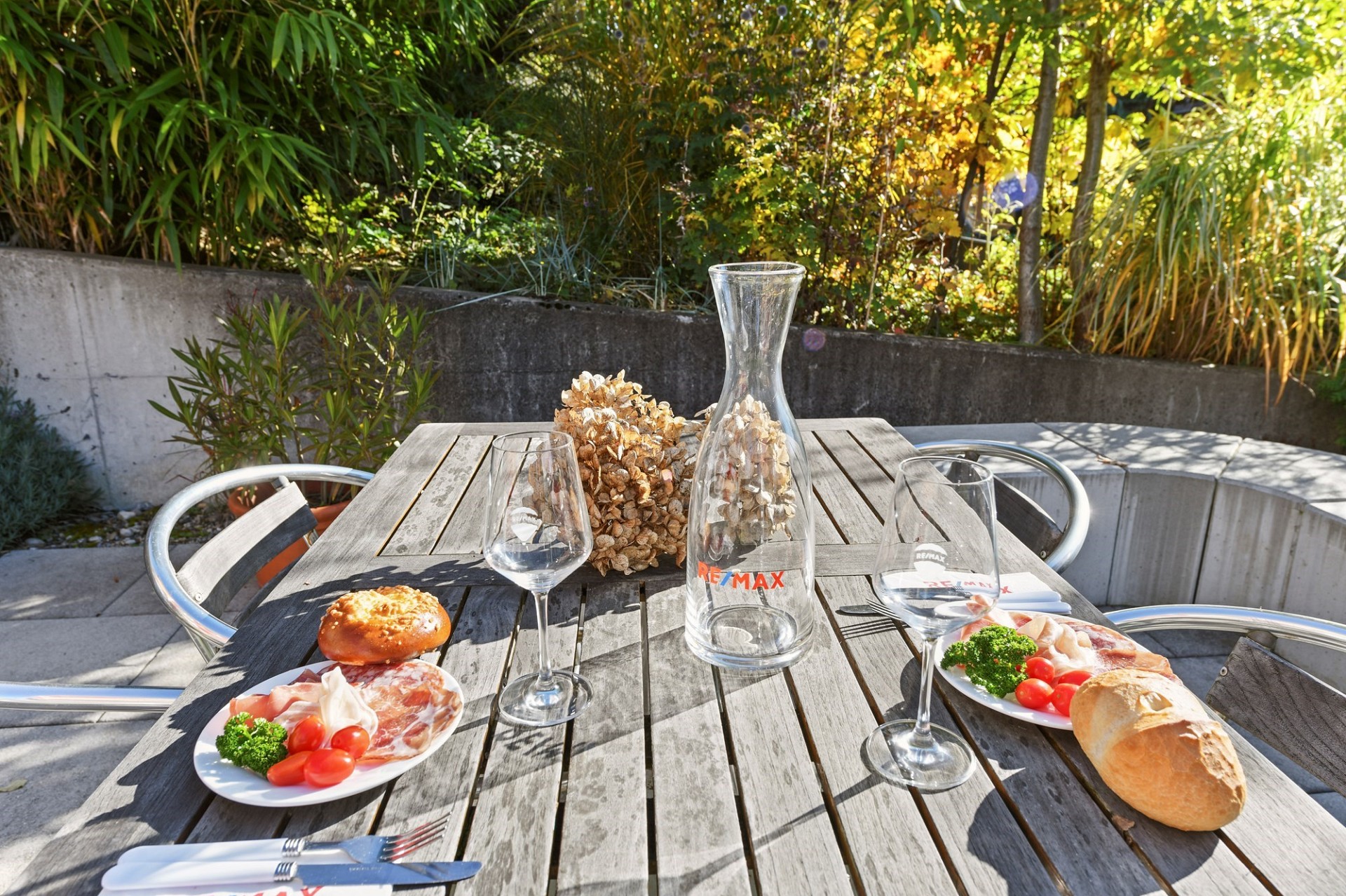 Terrasse mit gedecktem Tisch