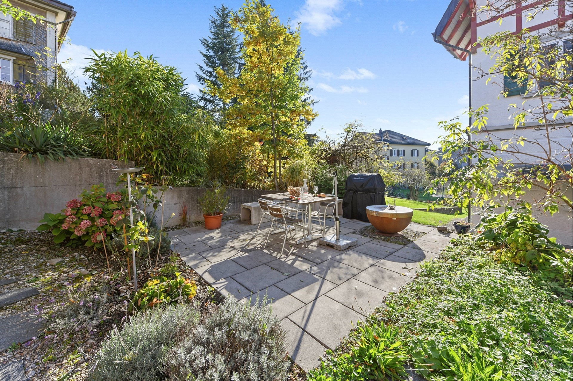 Gepflegte Gartenterrasse mit Sitzplatz