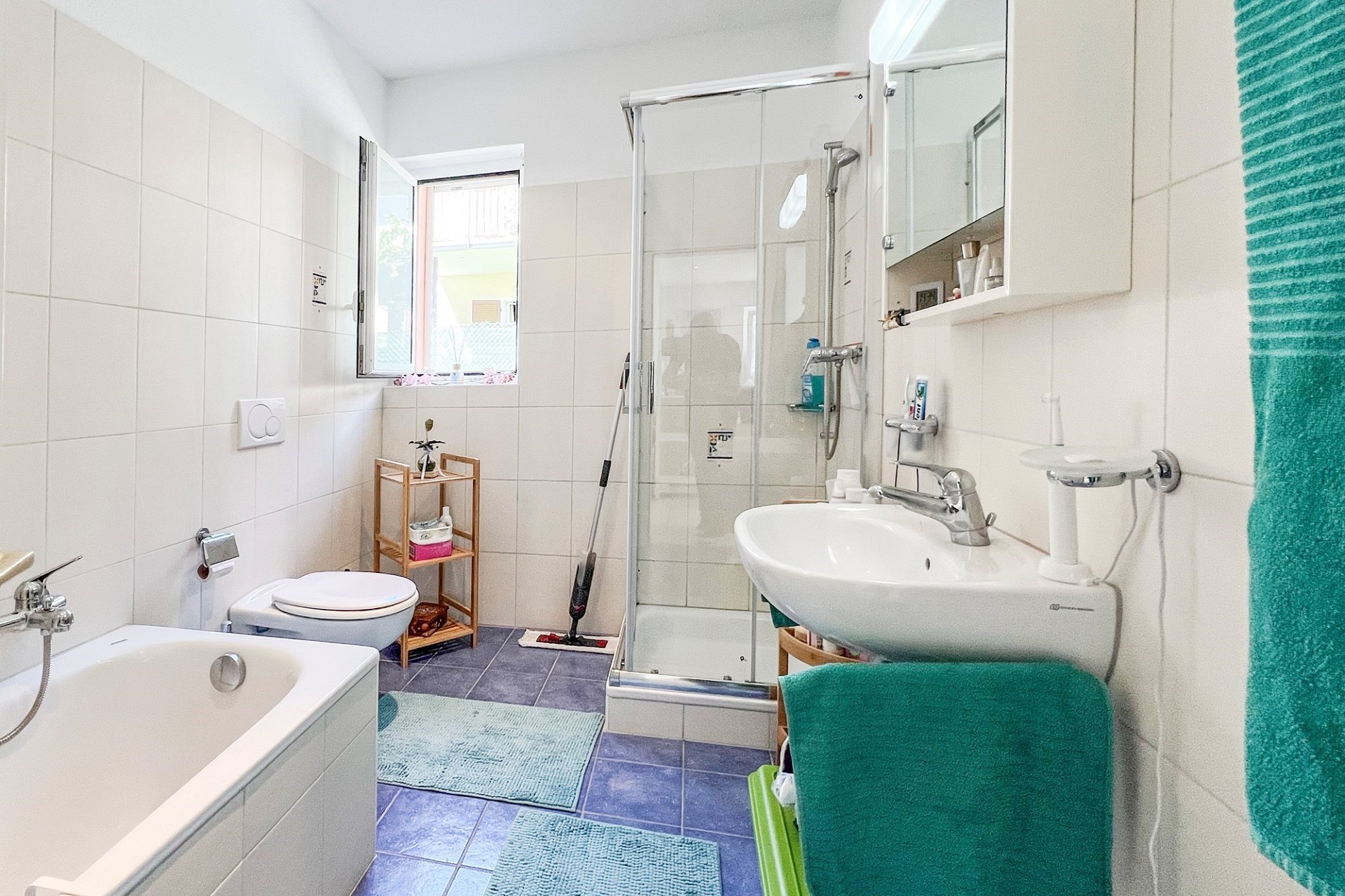 Helles Badezimmer mit Dusche und Badewanne