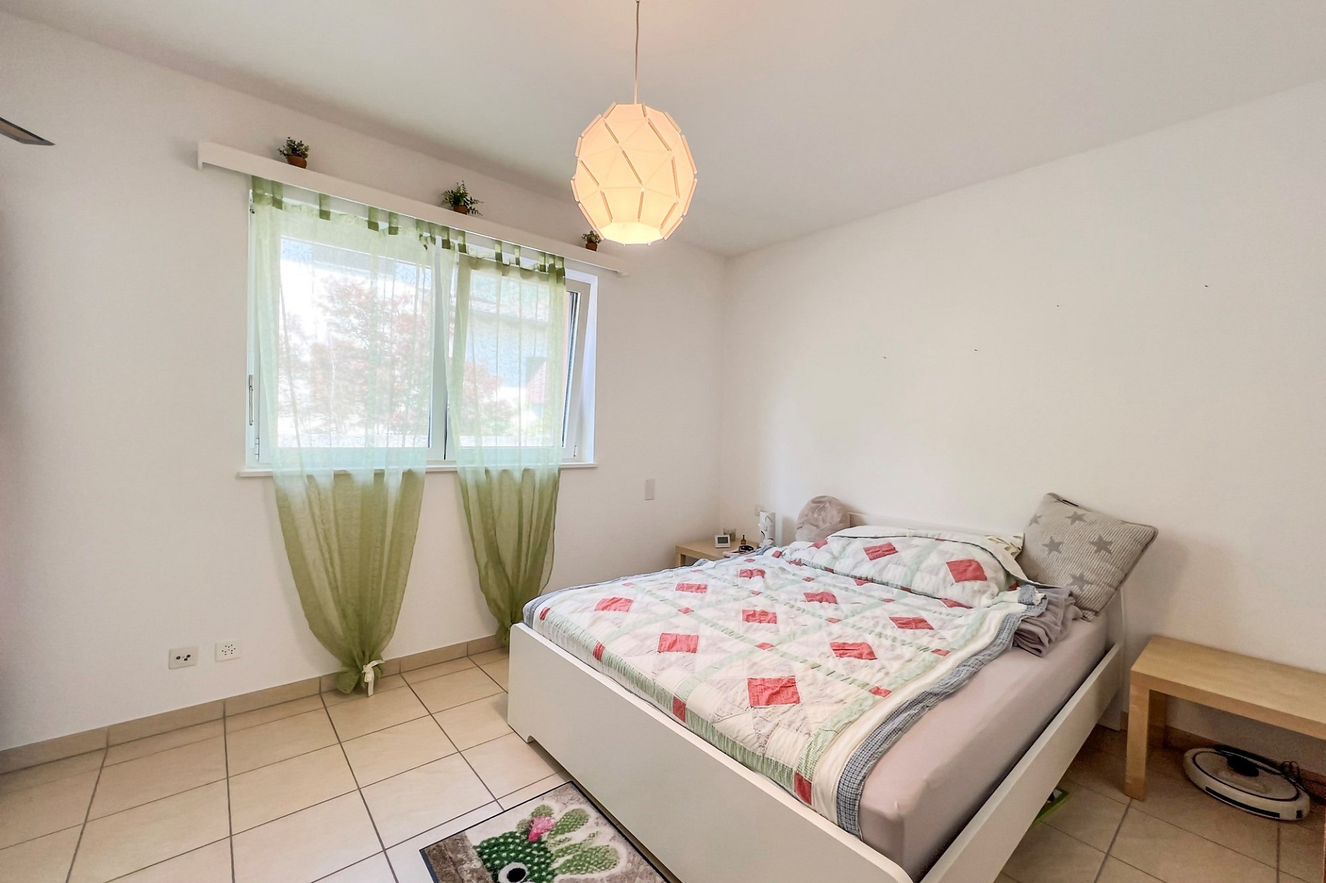 Helles Schlafzimmer mit schlichter Einrichtung