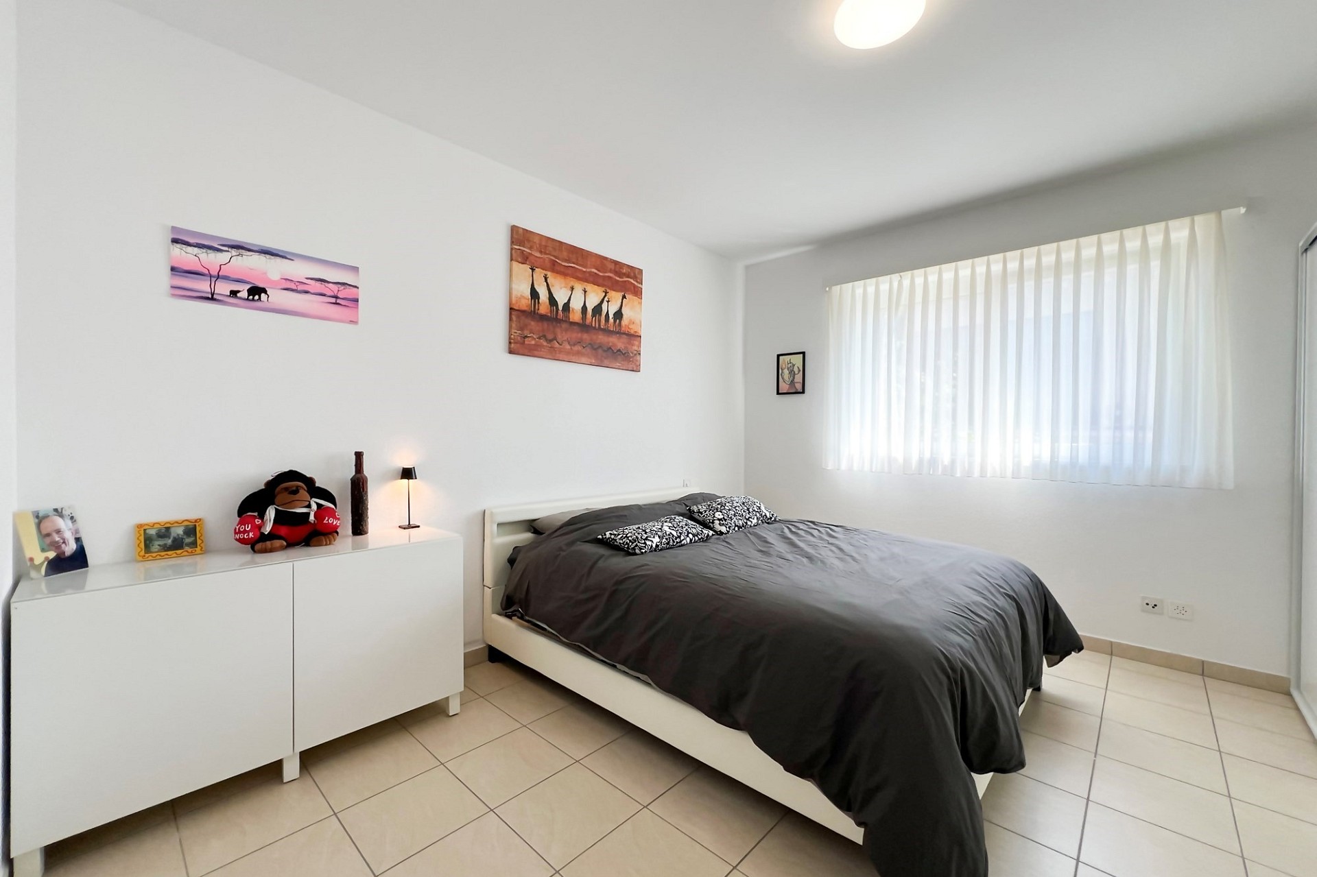 Helles Schlafzimmer mit schlichtem Interieur