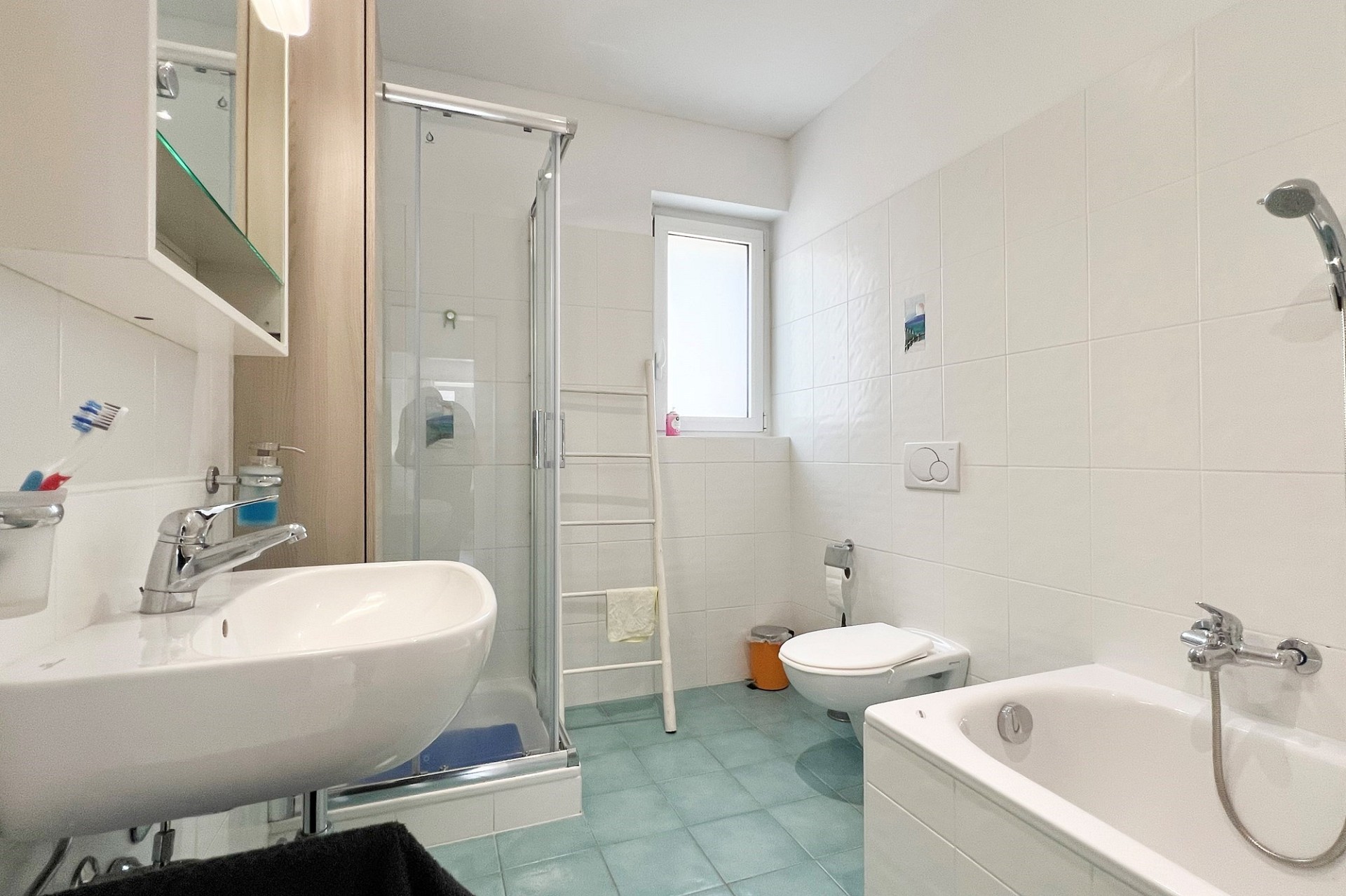 Badezimmer mit Badewanne und Dusche