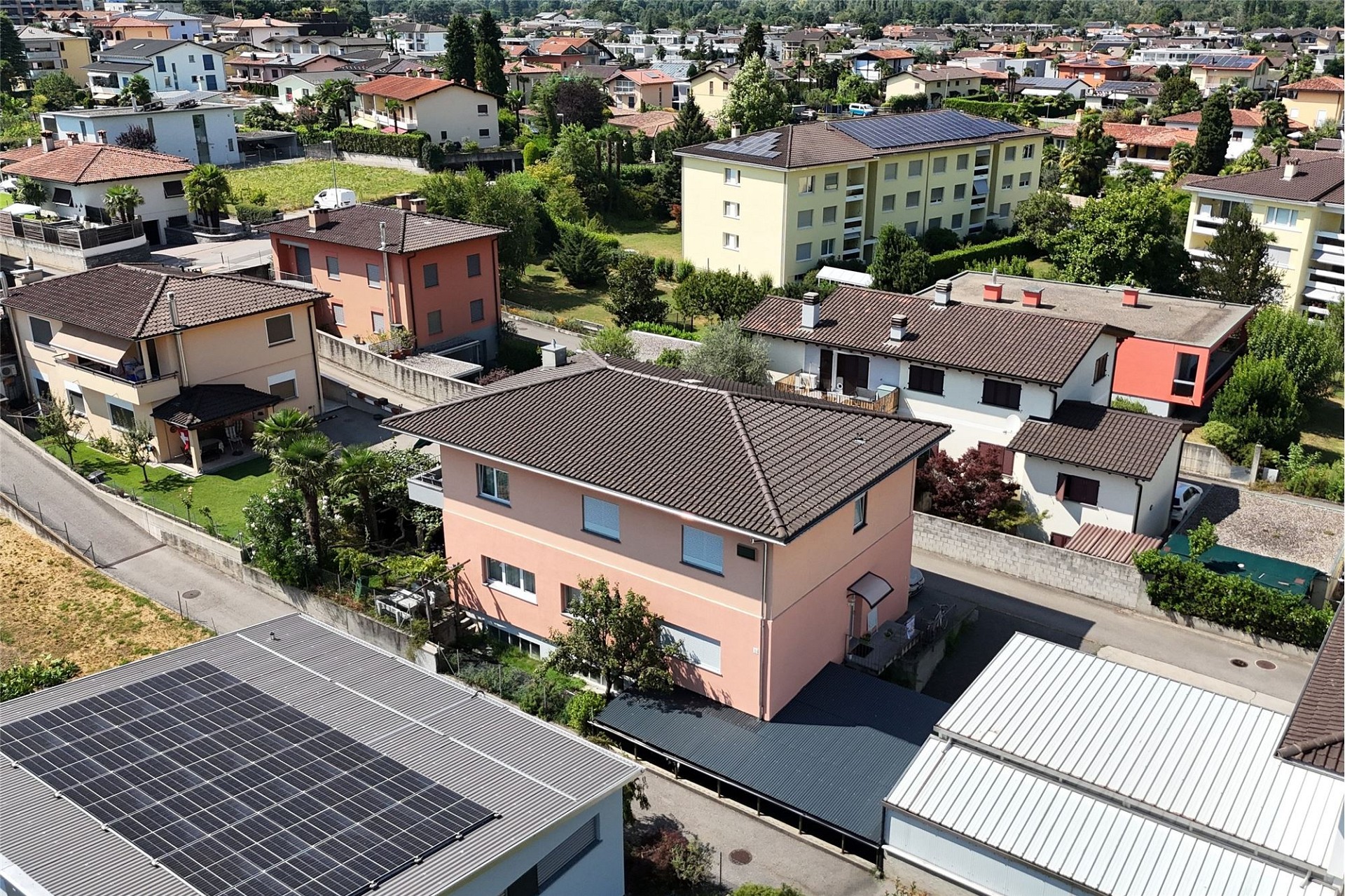 Luftaufnahme eines Wohnviertels mit Einfamilien- und Mehrfamilienhäusern