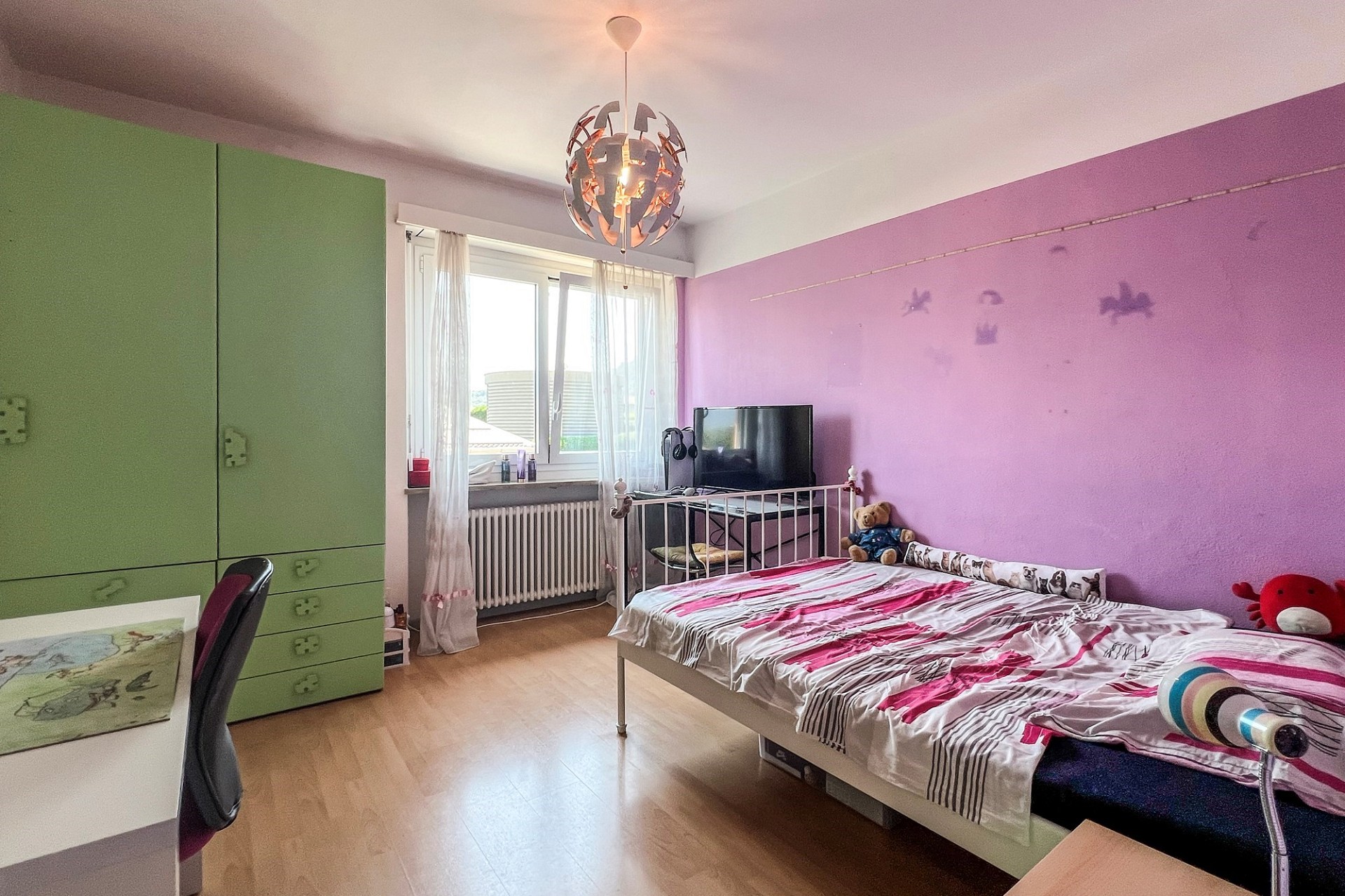 Kinderzimmer mit Bett und Schrank