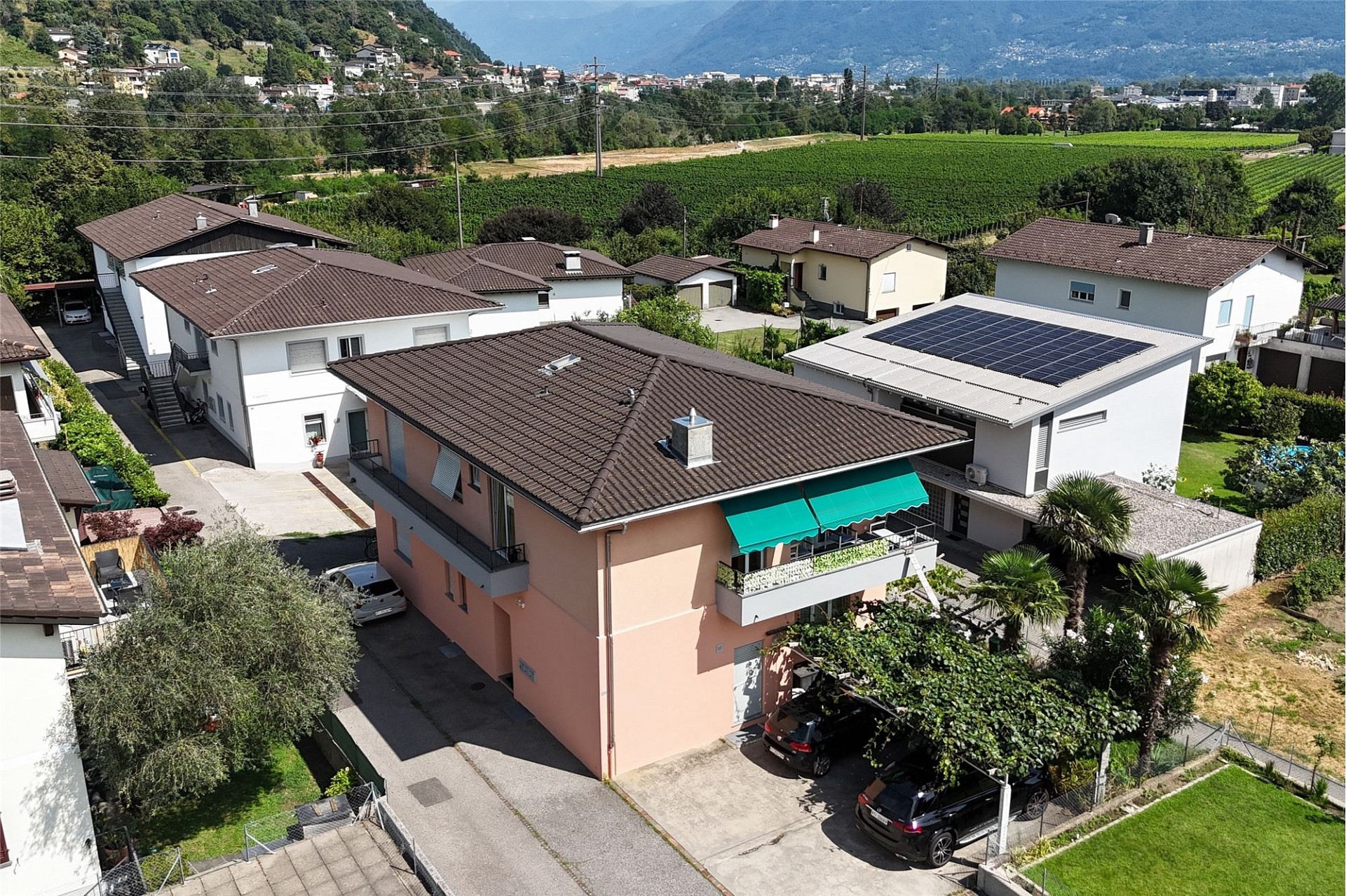Luftaufnahme eines Wohnhauses mit Solardach und Poolumgebung