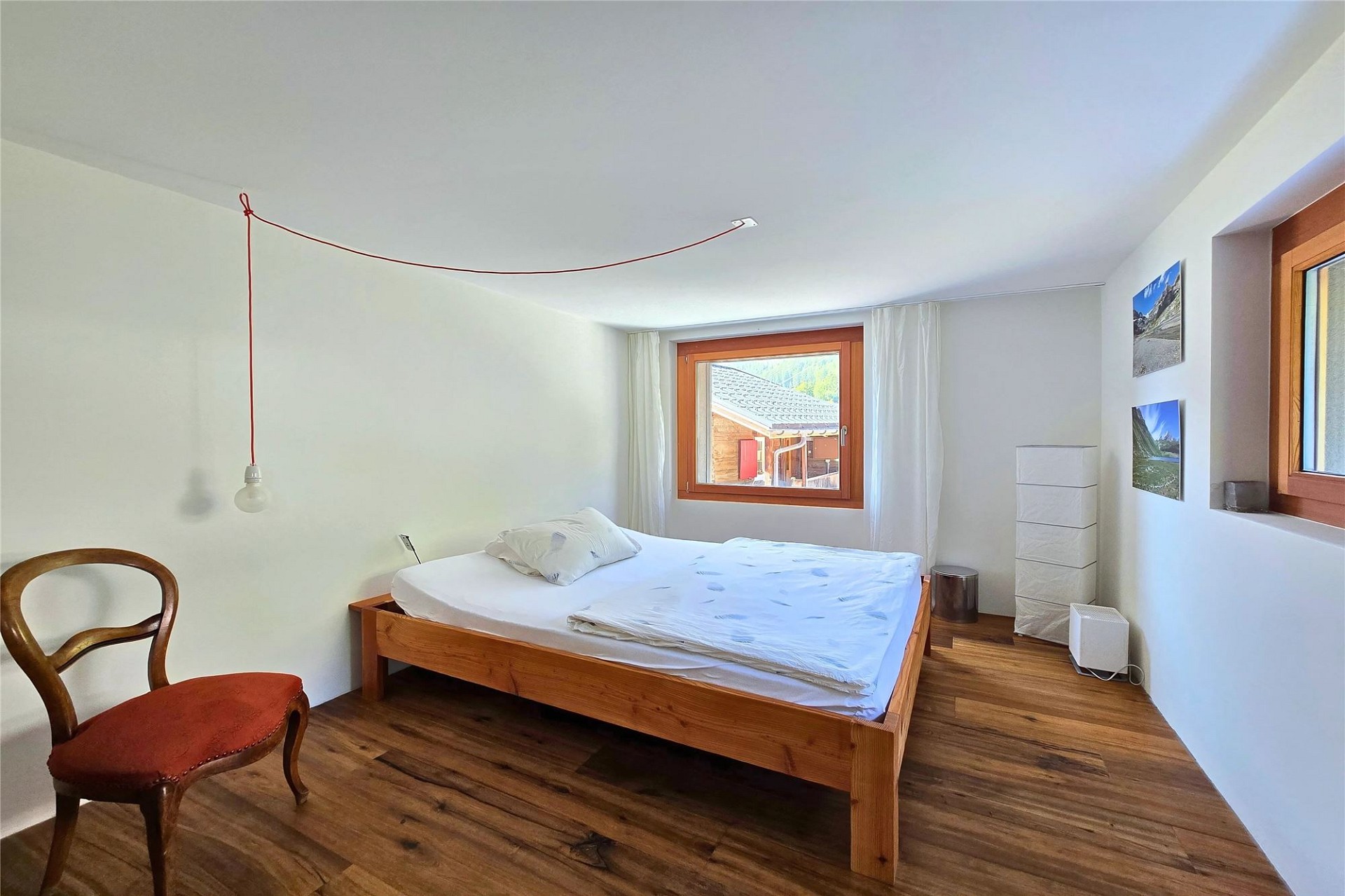 Helles Schlafzimmer mit Holzmöbeln