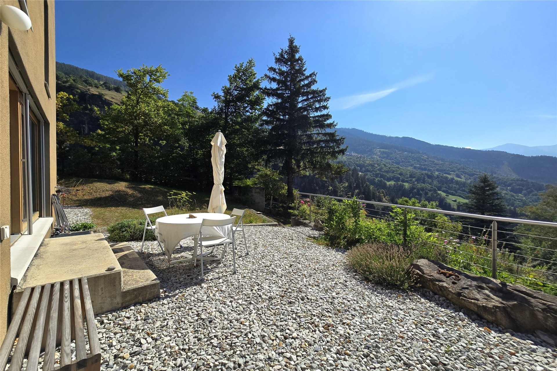 Terrasse mit Bergblick