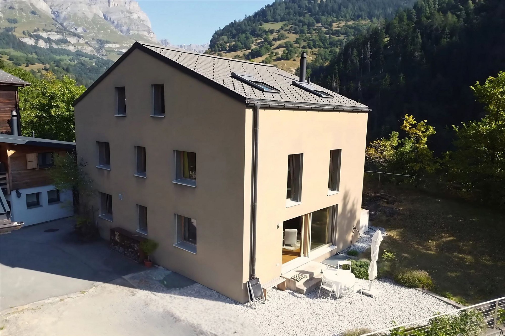 Modernes Haus mit Bergblick