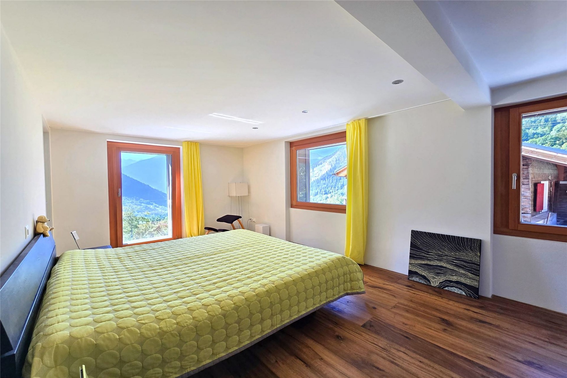 Helles Schlafzimmer mit Bergblick