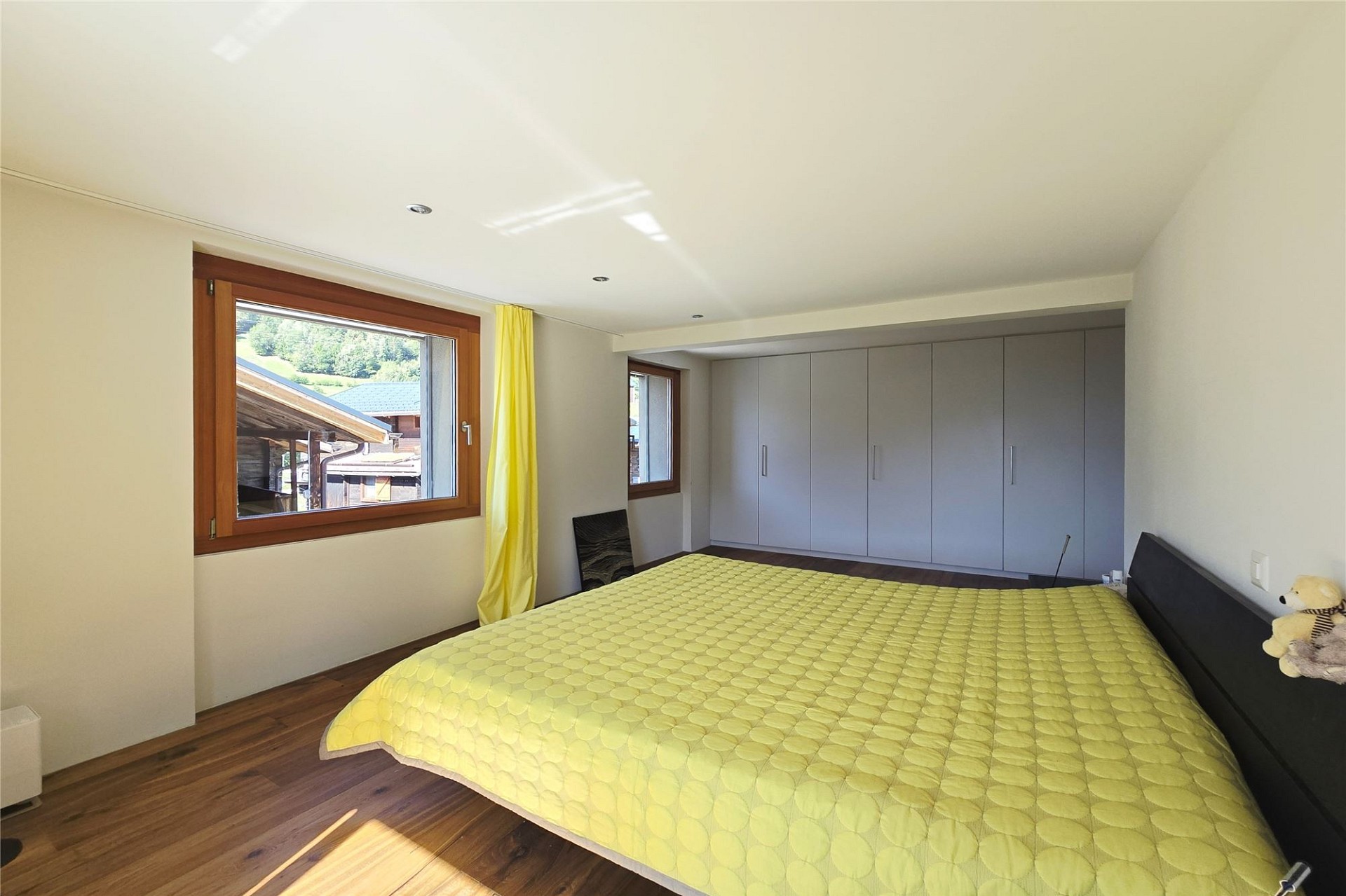 Schlafzimmer mit Einbauschrank und Blick ins Grüne