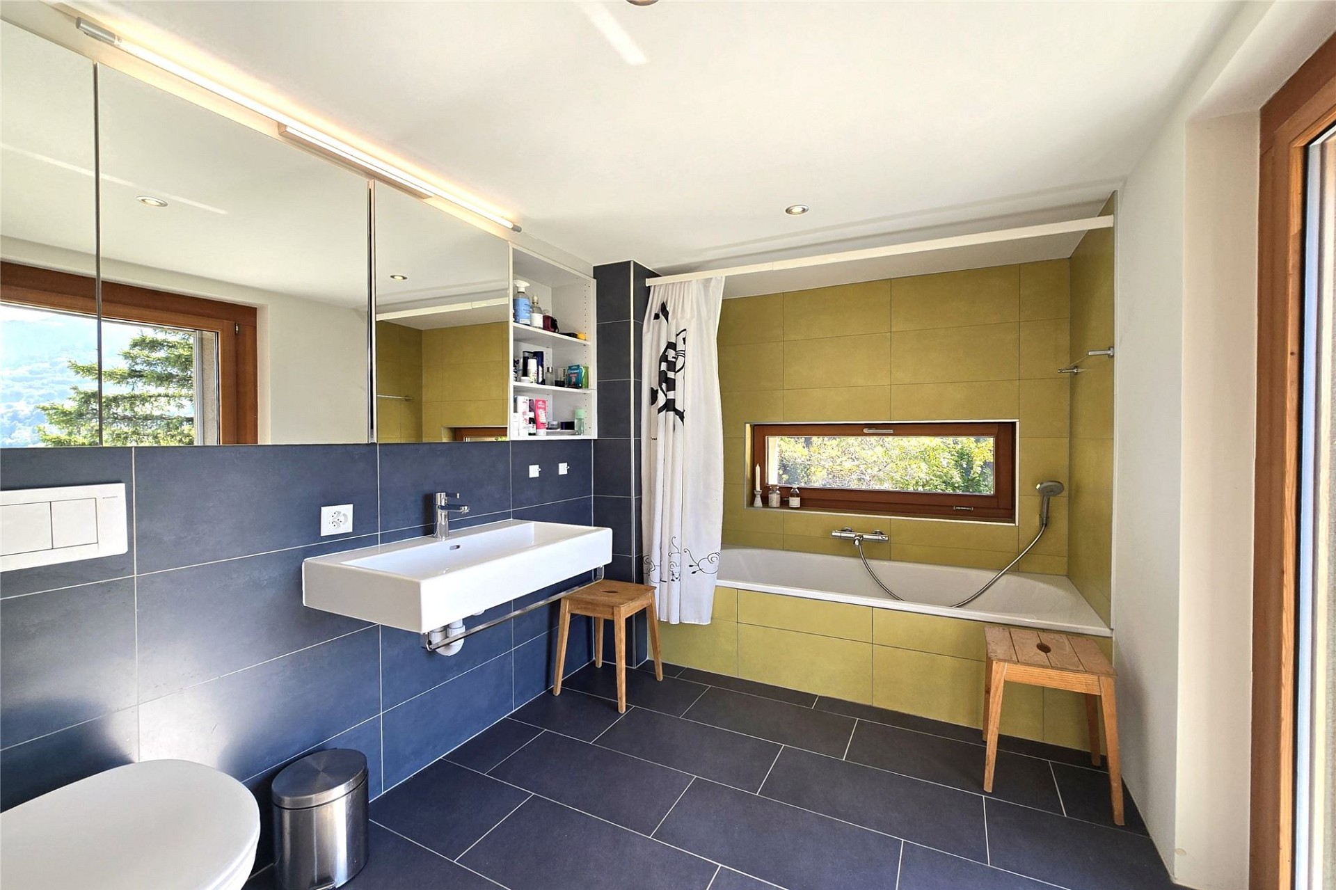 Modernes Badezimmer mit Badewanne und Waschtisch