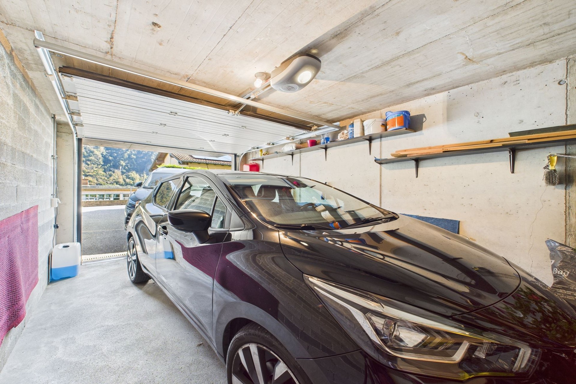 Garage mit geparktem Auto